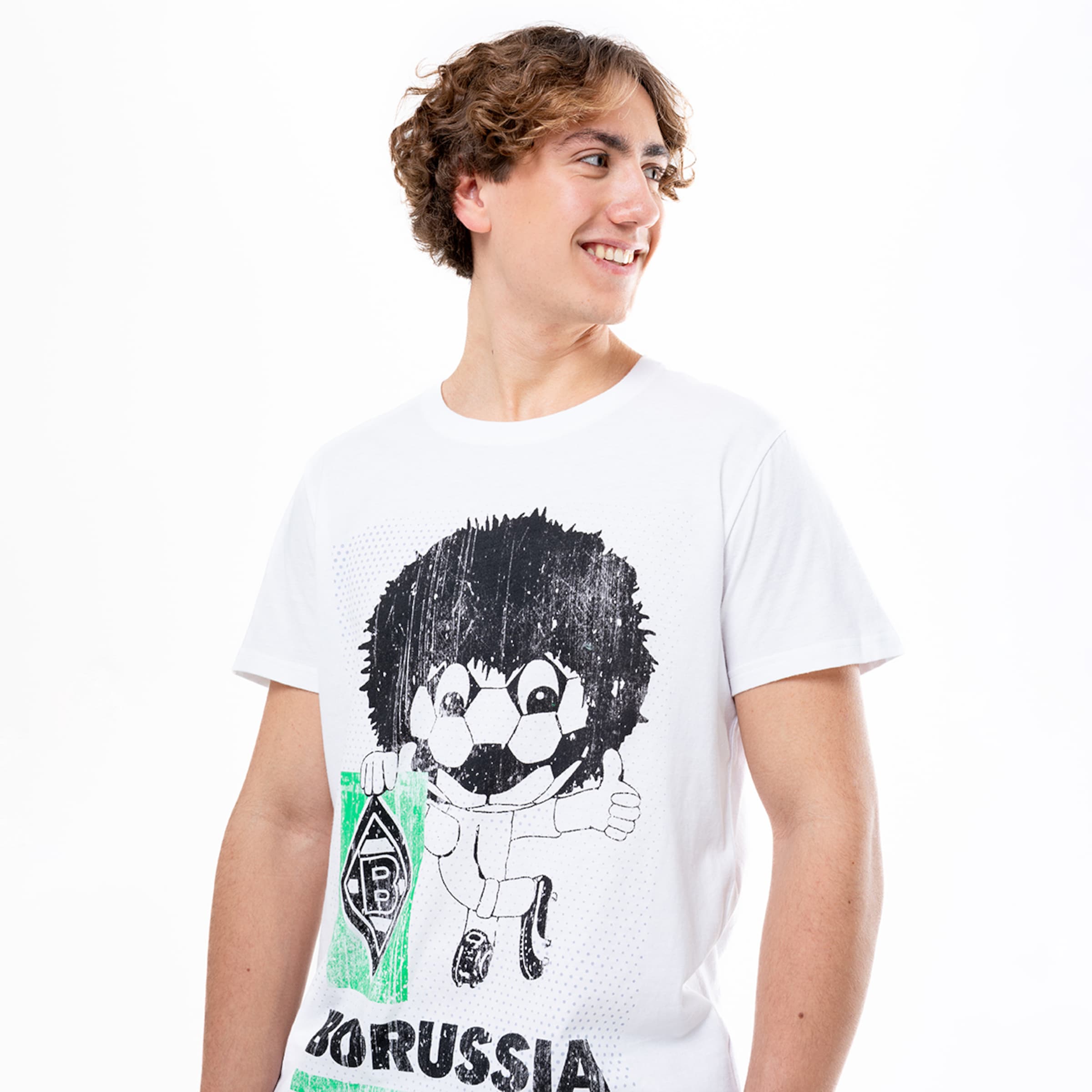 Junger Mann trägt ein T-Shirt mit dem Maskottchen von Borussia Mönchengladbach.