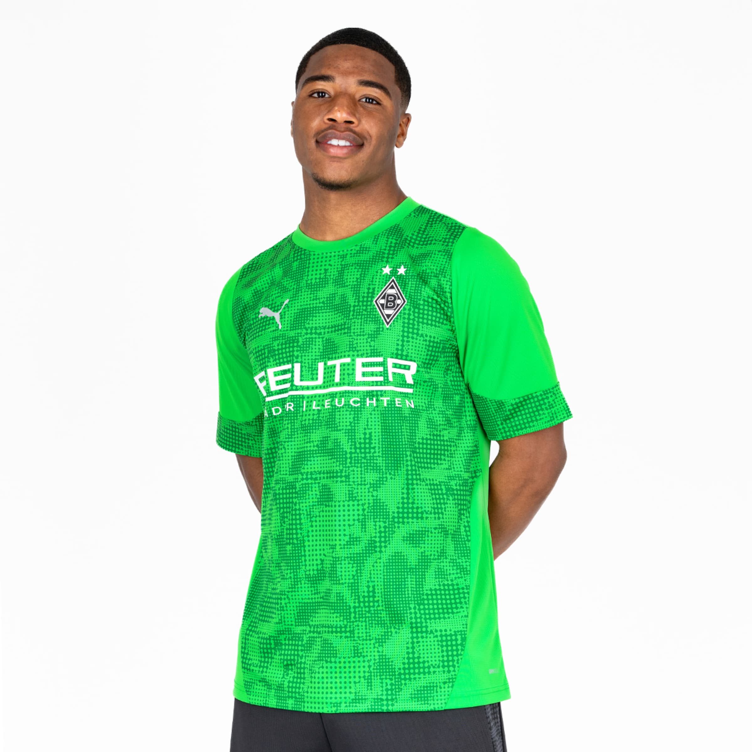 Der Torwart trägt ein grünes Trikot von Borussia Mönchengladbach mit gemustertem Design und dem Sponsorlogo Reuter.