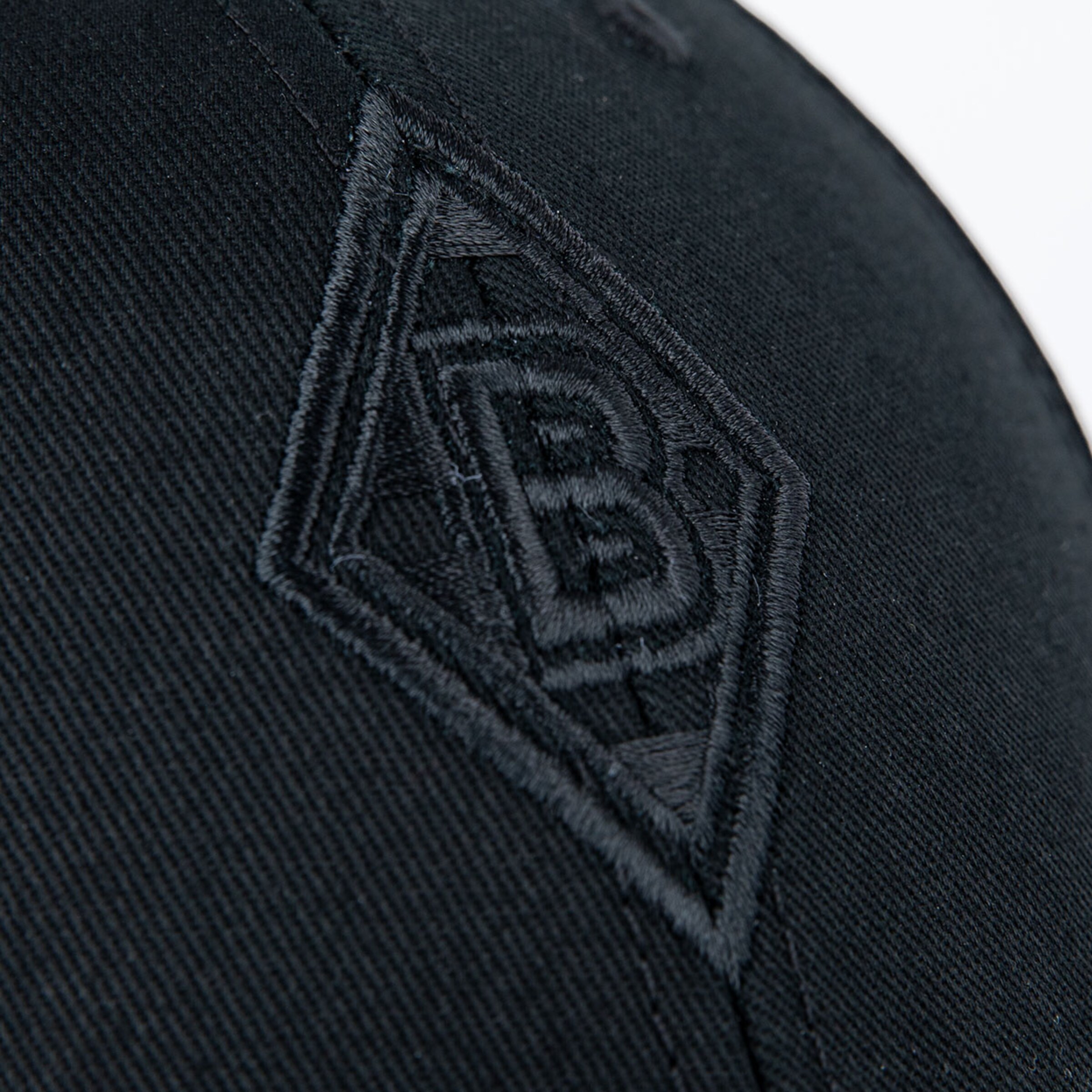 Schwarze Baseballmütze mit gesticktem Borussia Mönchengladbach Logo.