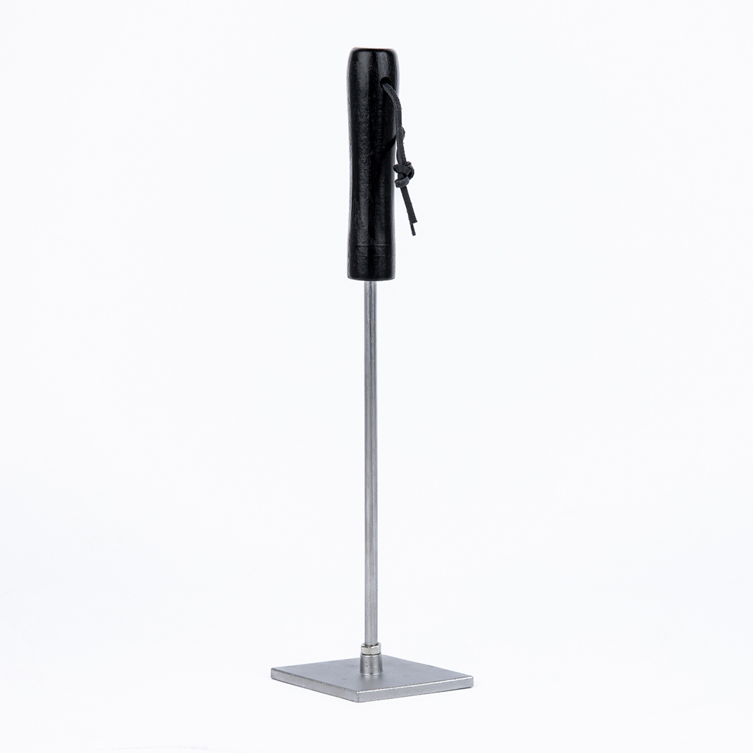 Fleischbeschwerer mit schwarzem Holzgriff, kleiner Lederschlaufe, langem Metallschaft und quadratischer Platte auf weißem Grund.