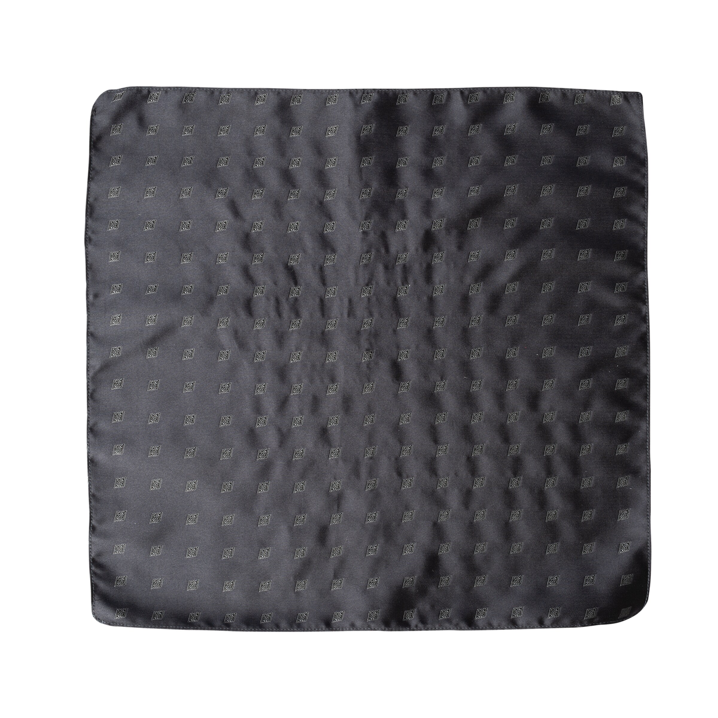 Schwarzes seidenes Tuch mit eingeprägtem Muster.