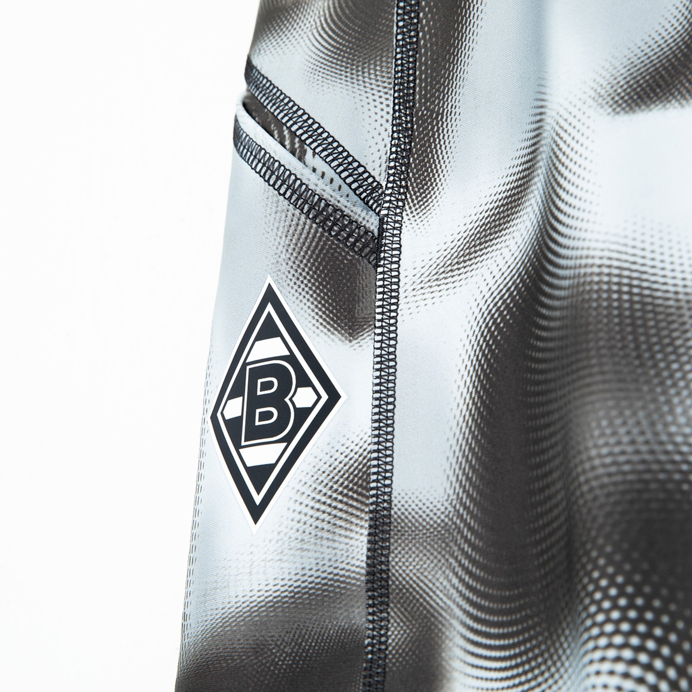 Detailaufnahme des Borussia Mönchengladbach Trikots mit Logo.