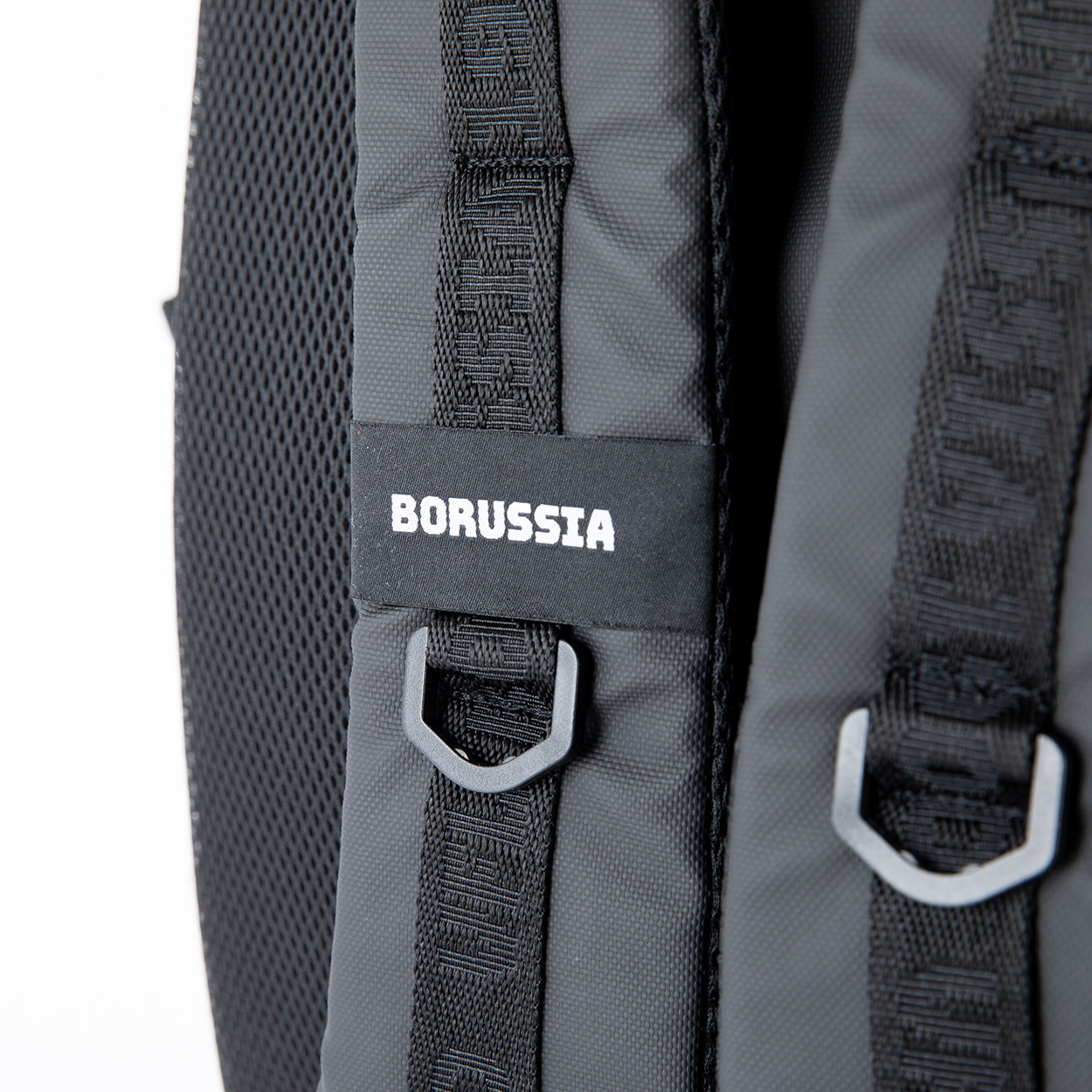 Detailaufnahme des Rucksacks mit dem aufgenähten Schriftzug BORUSSIA.
