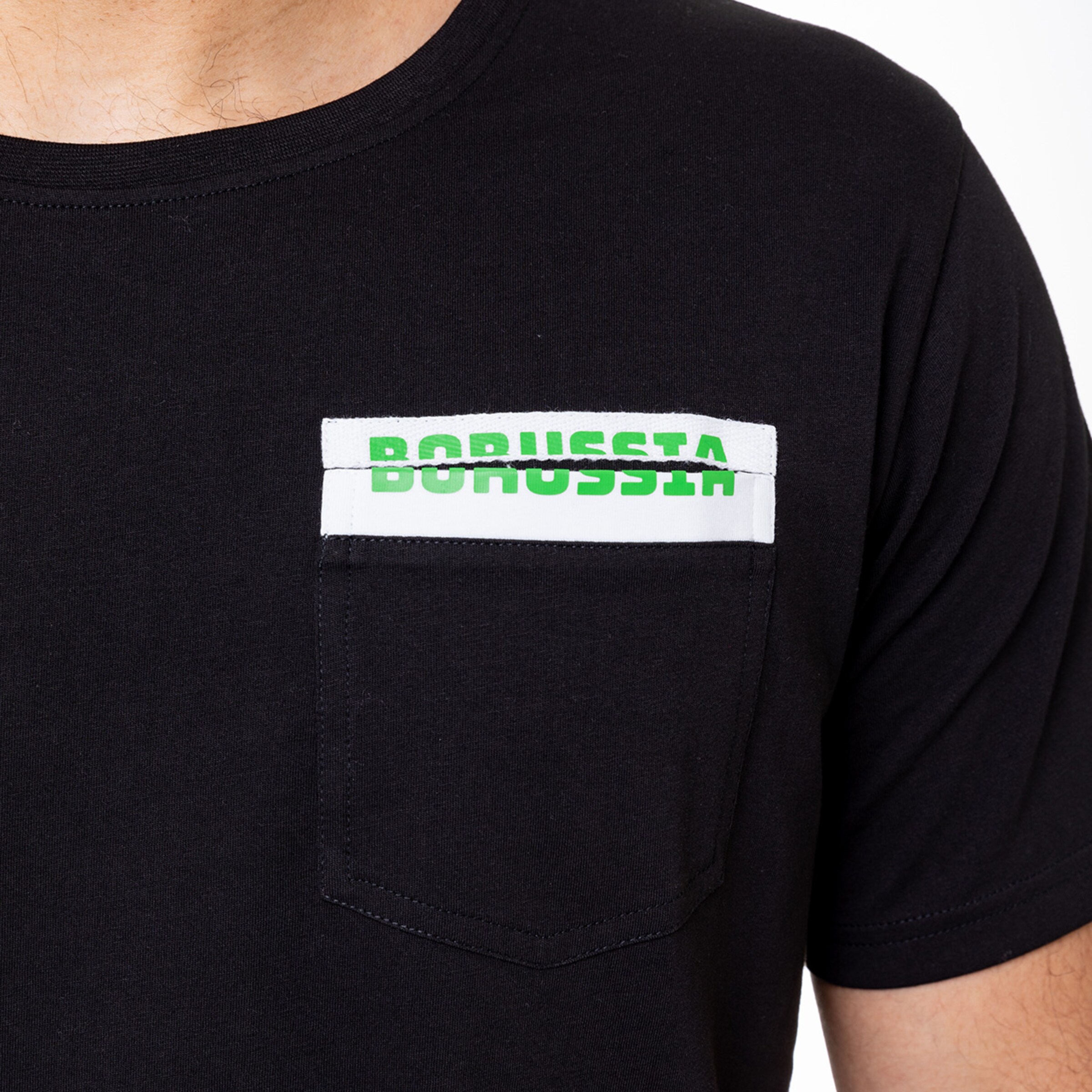 Schwarzes T-Shirt mit grünem Schriftzug BORUSSIA auf der Brusttasche.