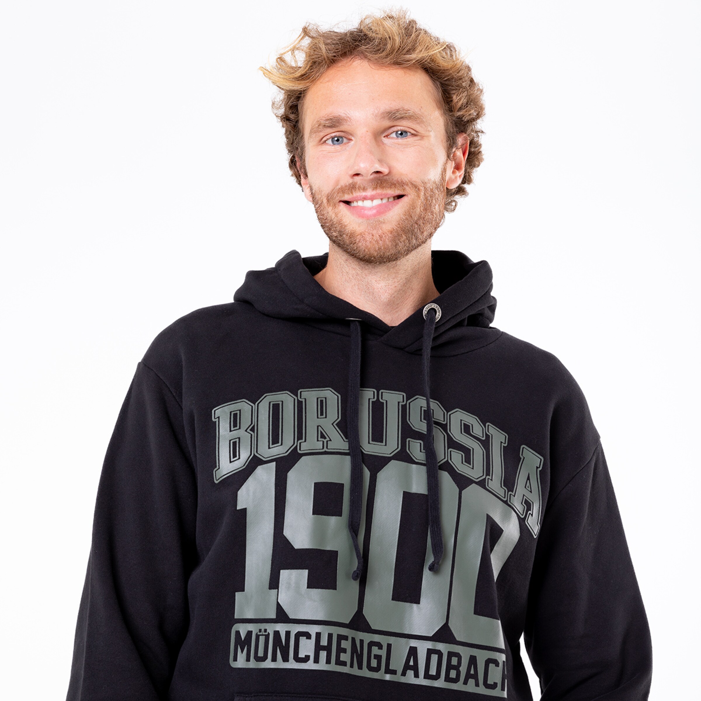 Mann trägt einen schwarzen Kapuzenpullover mit Aufschrift Borussia 1900 Mönchengladbach.