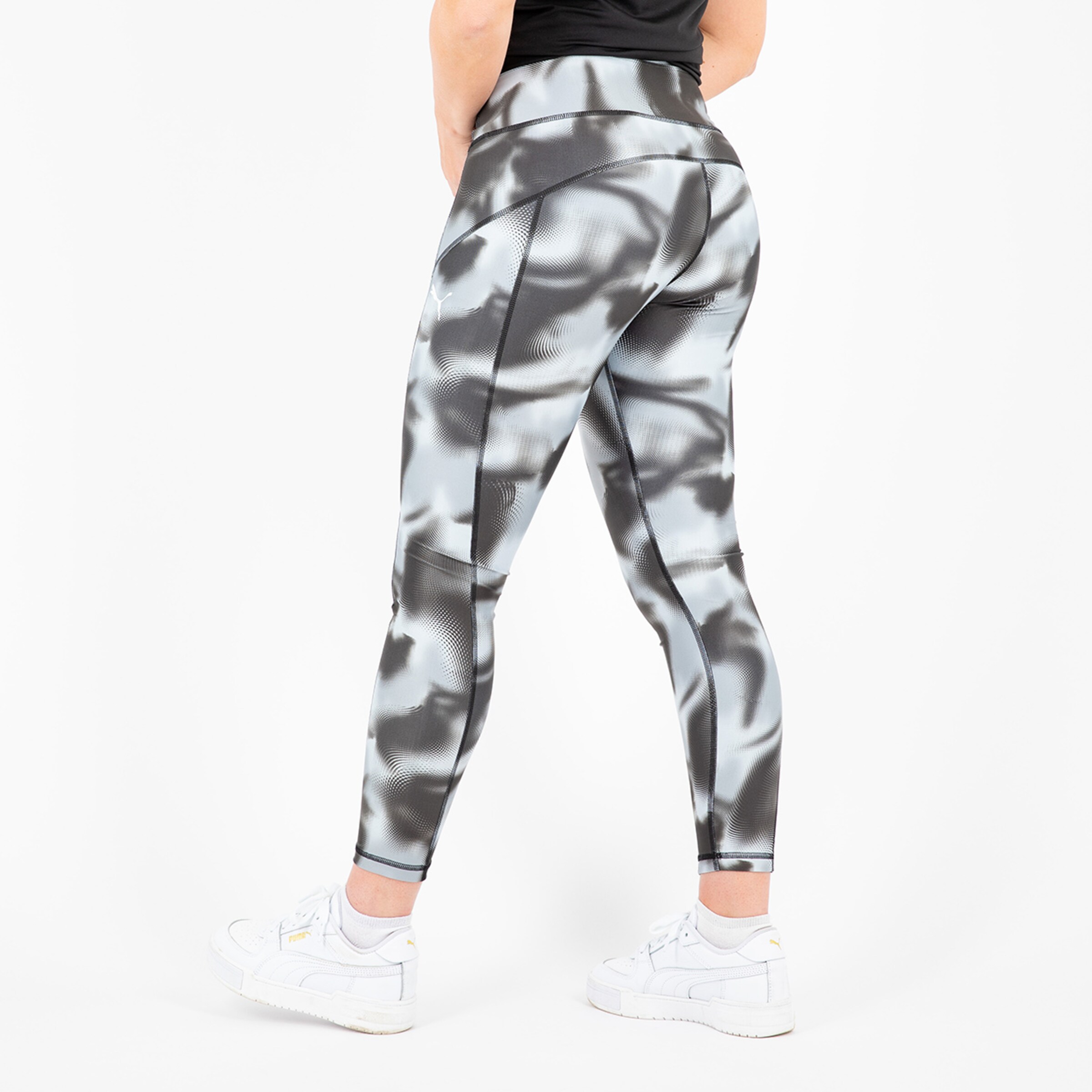 Sportleggings mit einem modernen grafischen Design und hohem Bund in Schwarz und Grau.
