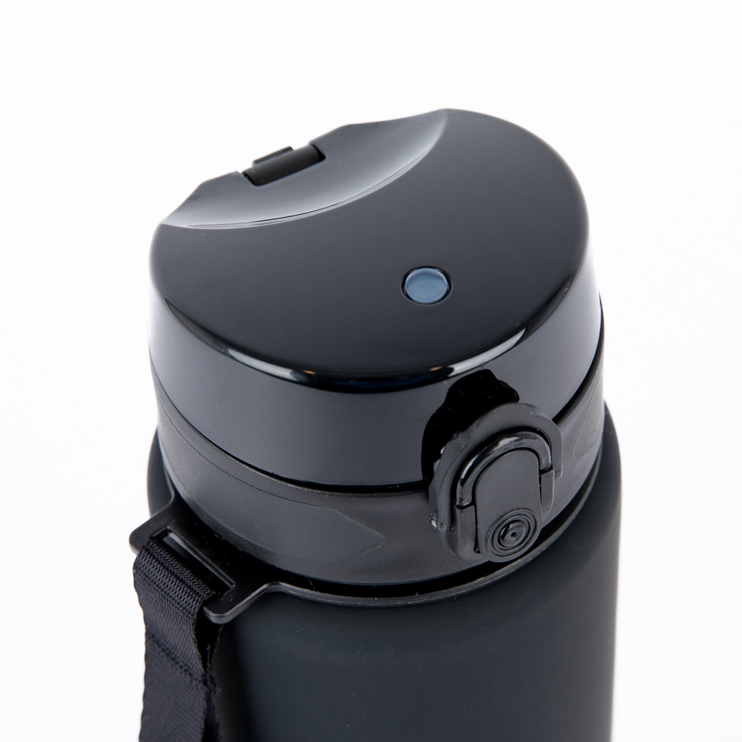 Nahaufnahme eines schwarzen Wasserflaschendeckels mit blauem Knopf und Verschlussmechanismus.