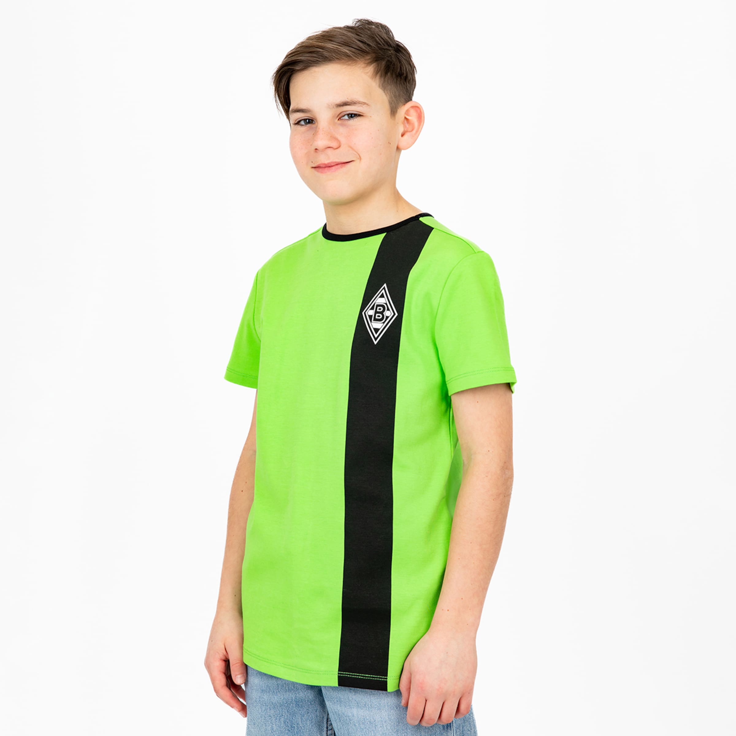 Junge trägt ein grünes Borussia Mönchengladbach T-Shirt mit schwarzem Streifen.
