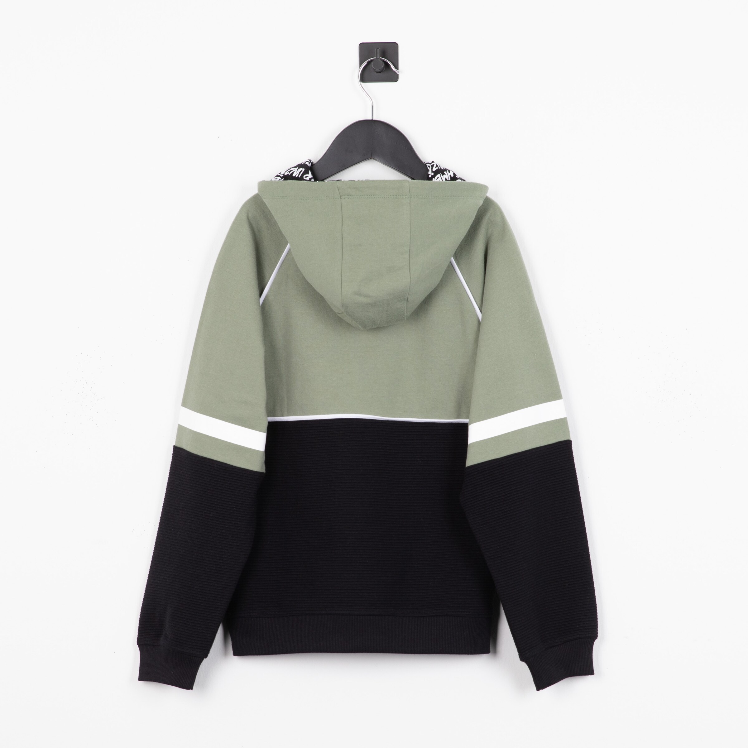 Rückansicht eines olivgrünen und schwarzen Hoodies mit Kapuze und gestreiften Details.
