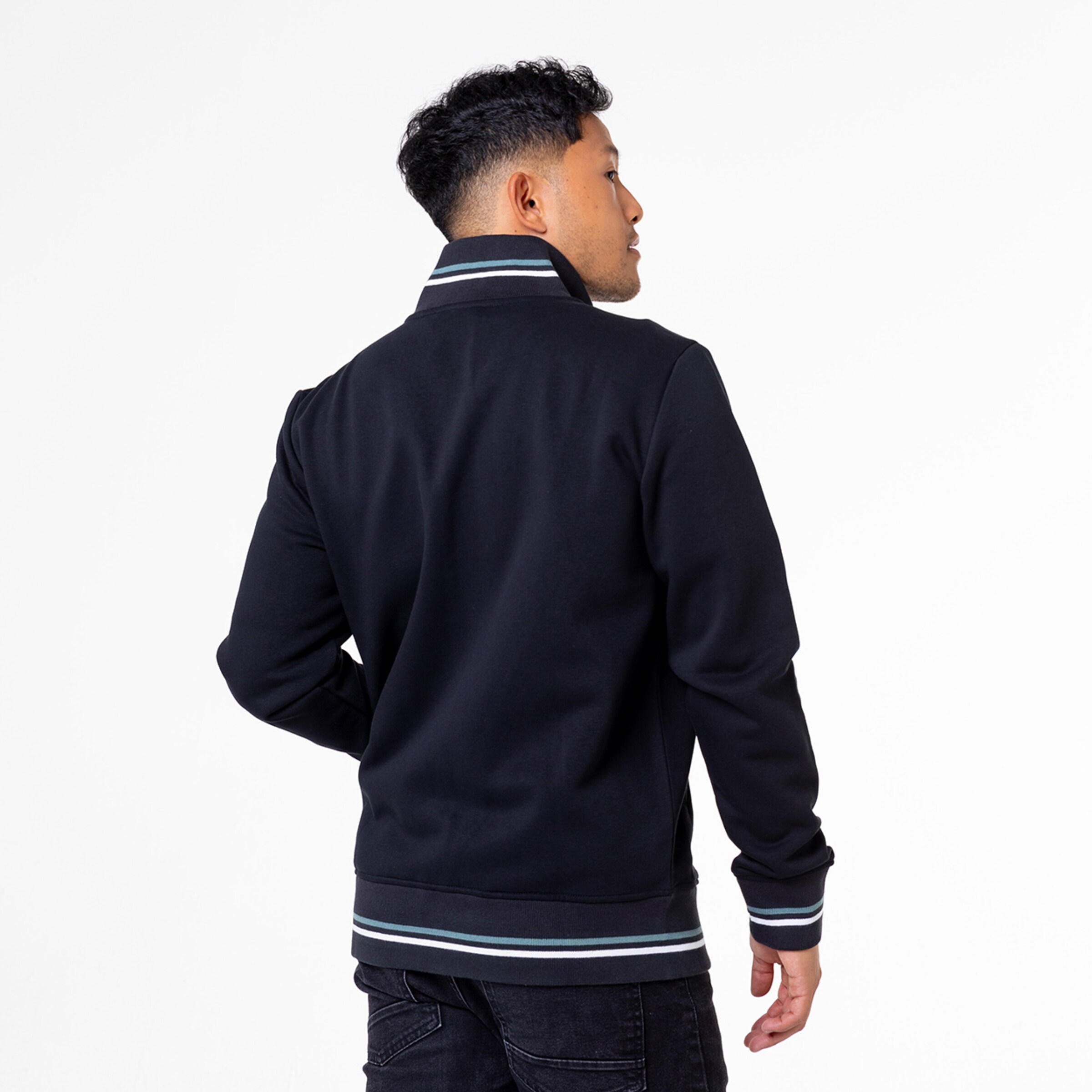 Mann mit schwarzer Jacke Blick über die Schulter abnehmender Kragen.