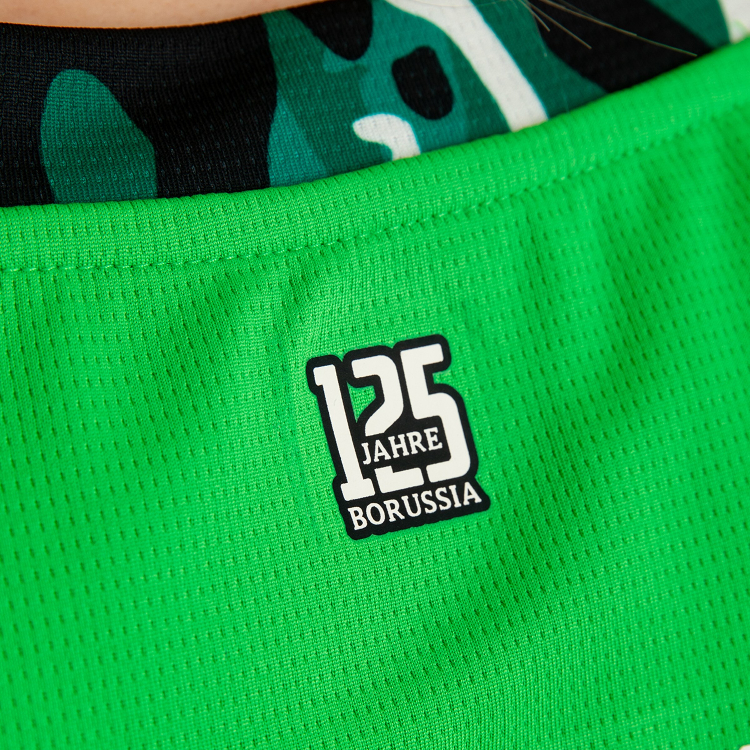 Patch with the text 125 Jahre Borussia on a green jersey.
