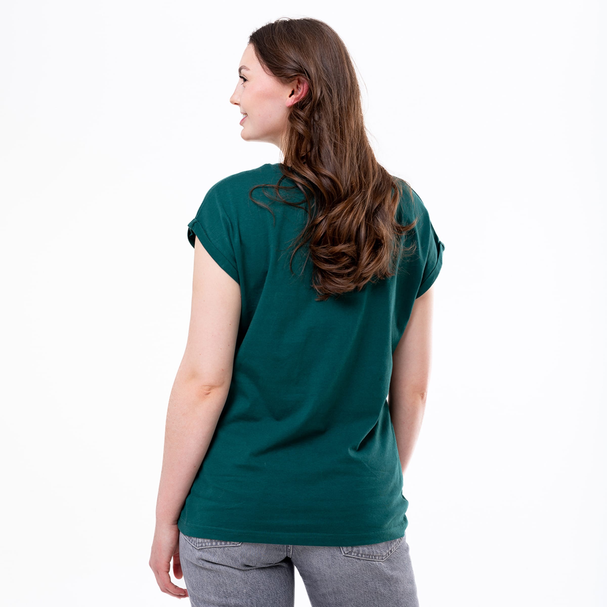 Frau mit langen Haaren trägt ein grünes T-Shirt von hinten.