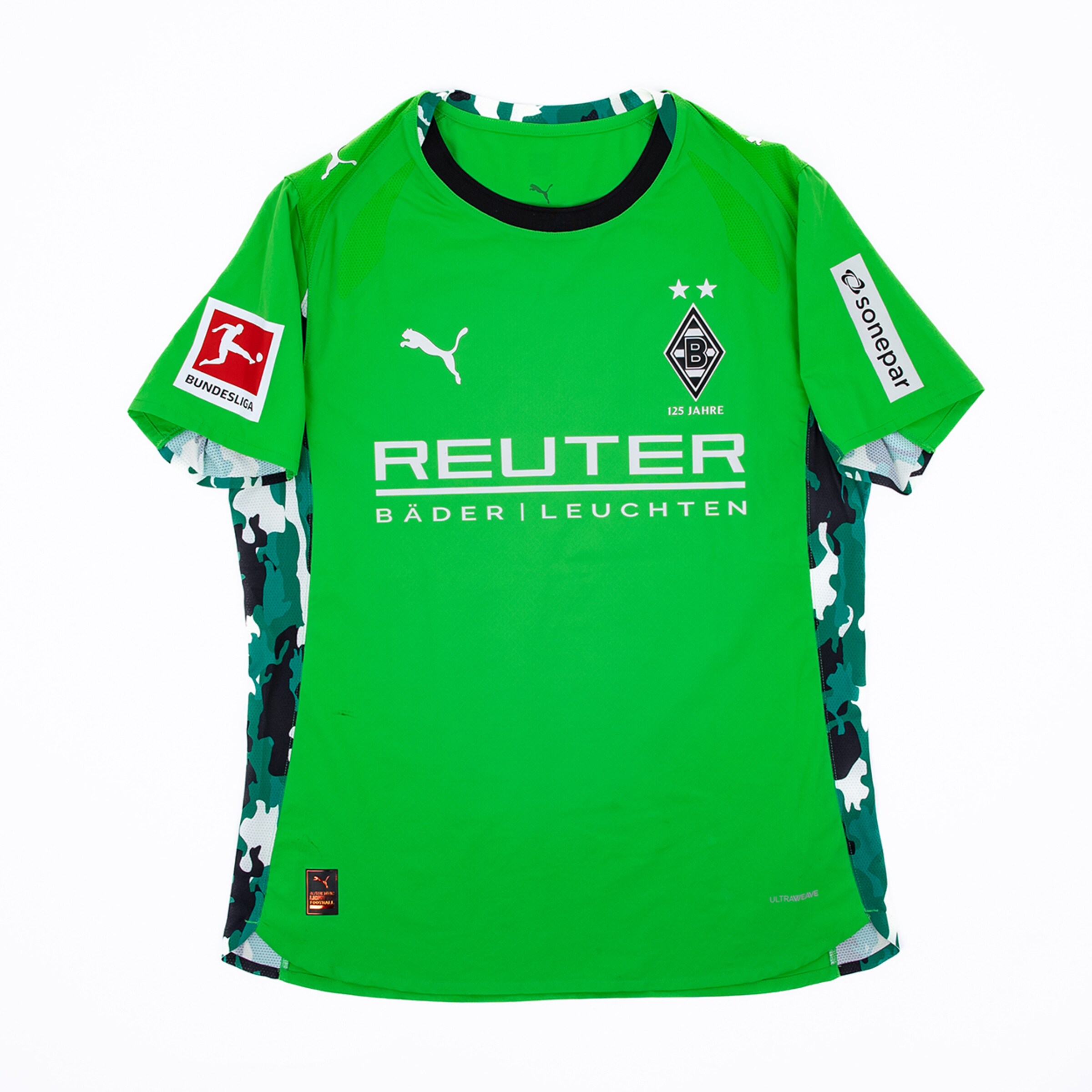 Green Borussia Mönchengladbach goalkeeper jersey by Puma with REUTER sponsor, 125th anniversary crest, and camouflage side patterns.