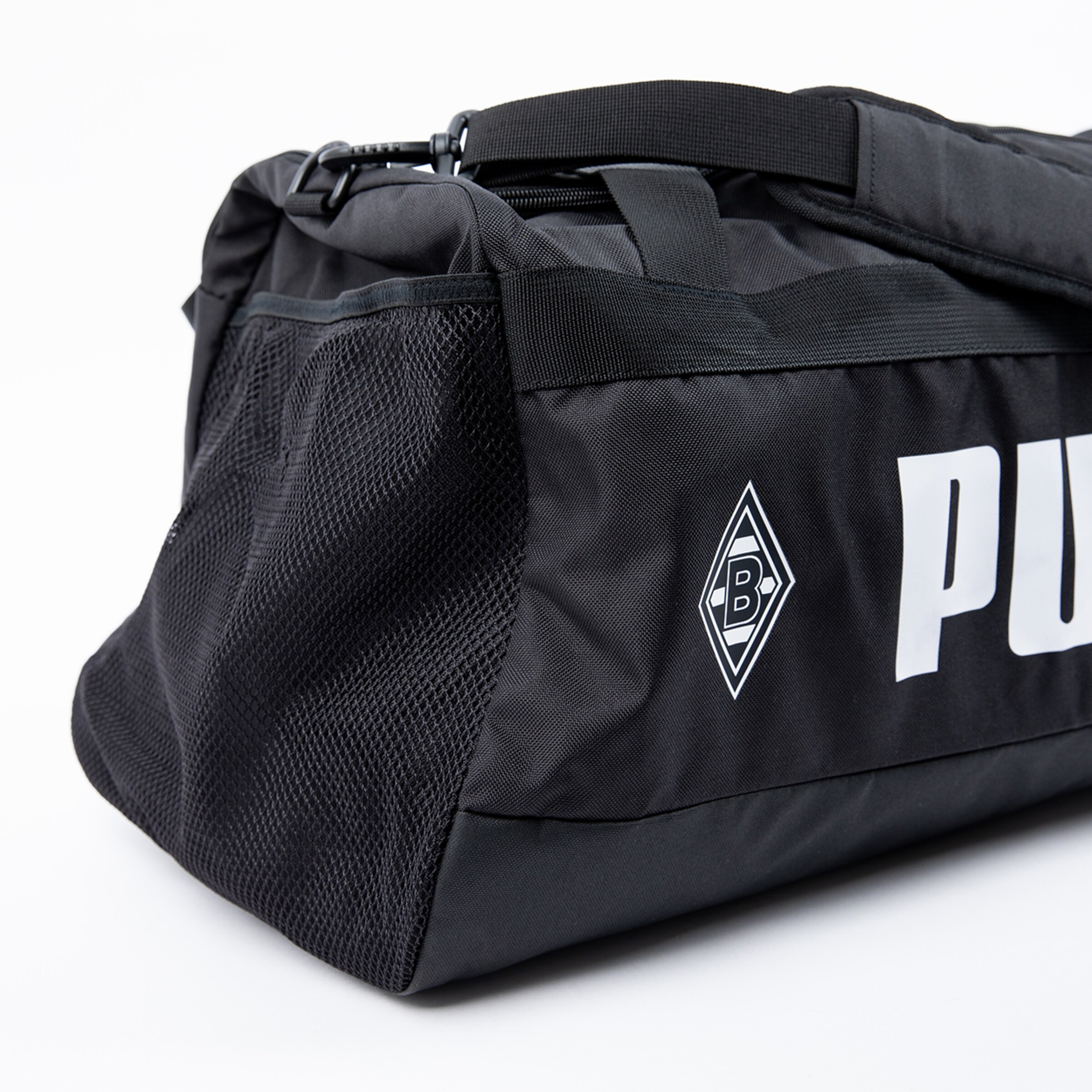 Schwarze Sporttasche mit Netzseiten und Borussia Mönchengladbach-Logo.