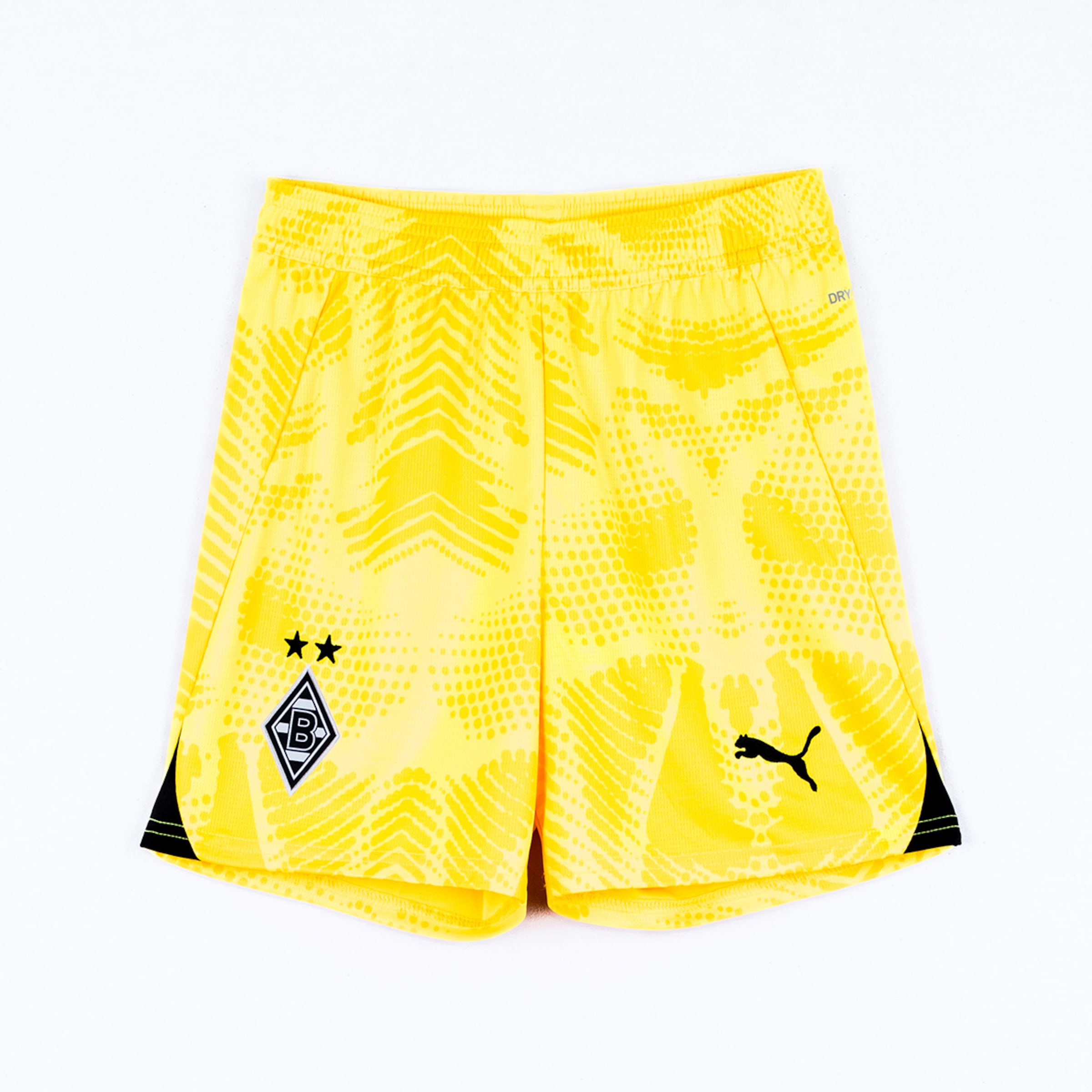 Gelbe Borussia Mönchengladbach Shorts von Puma mit abstraktem Muster, schwarzem Vereinswappen mit zwei Sternen und Logo.
