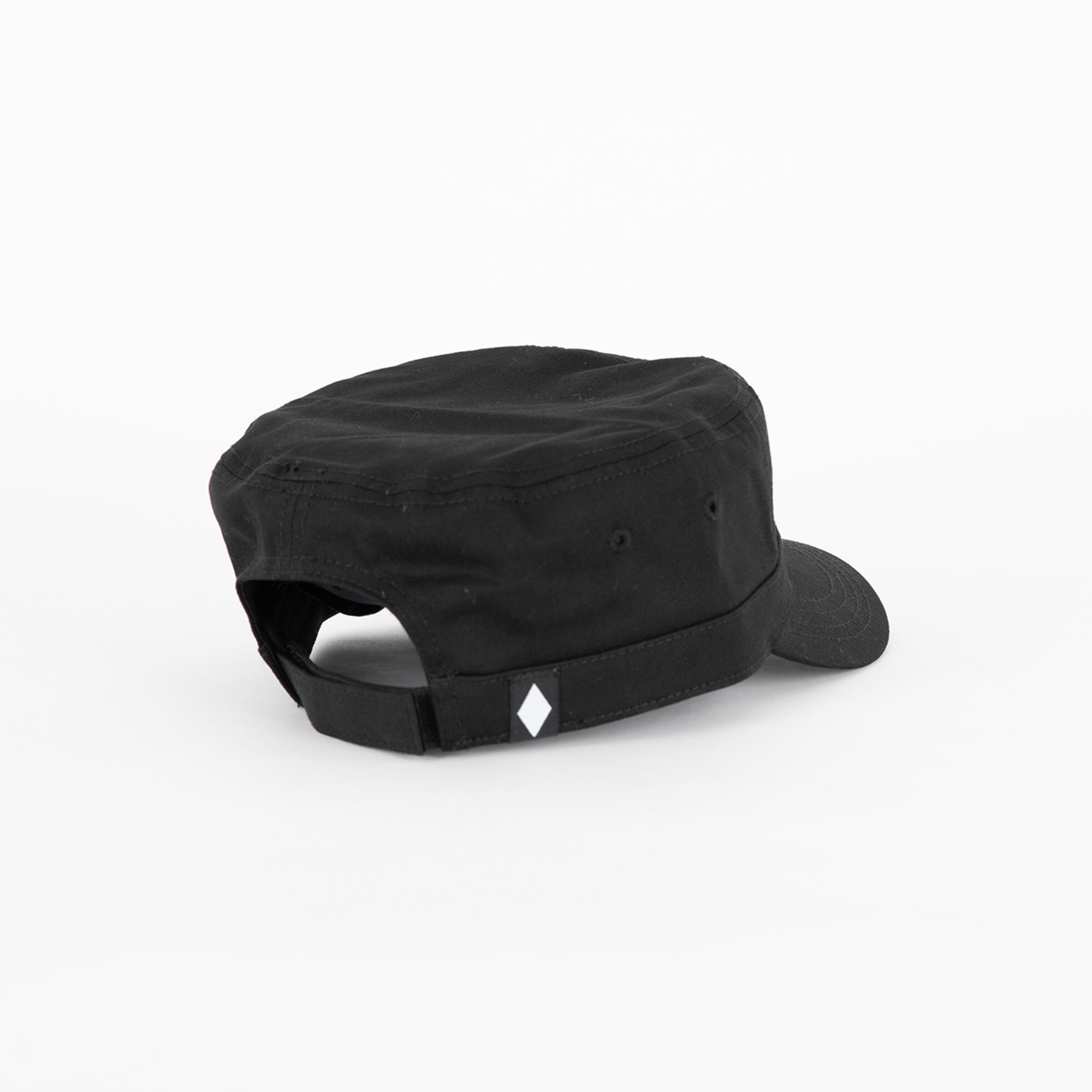 Rückansicht einer schwarzen Cadet-Cap mit flacher Krone, verstellbarem Riemen und kleinem Rauten-Logo auf weißem Hintergrund.