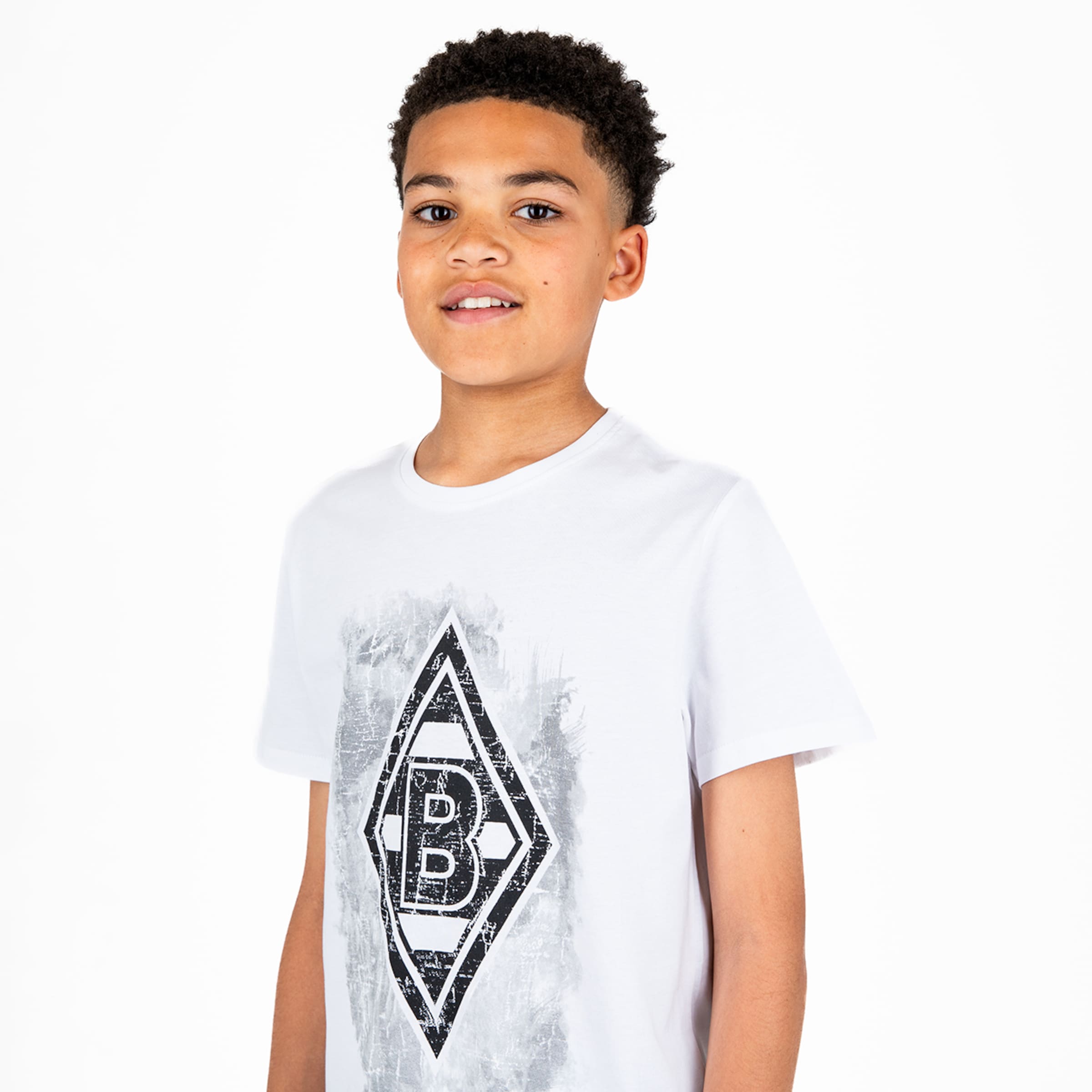 Boy wearing a white t-shirt featuring Borussia Mönchengladbach logo.