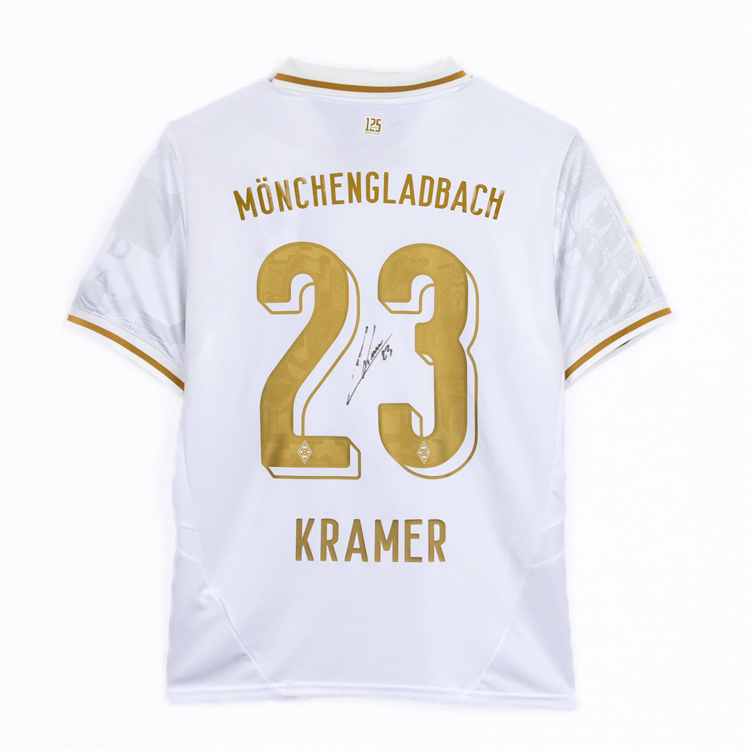 Rückansicht eines weißen Mönchengladbach-Trikots mit goldener Nummer 23, Name Kramer und einer Signatur.