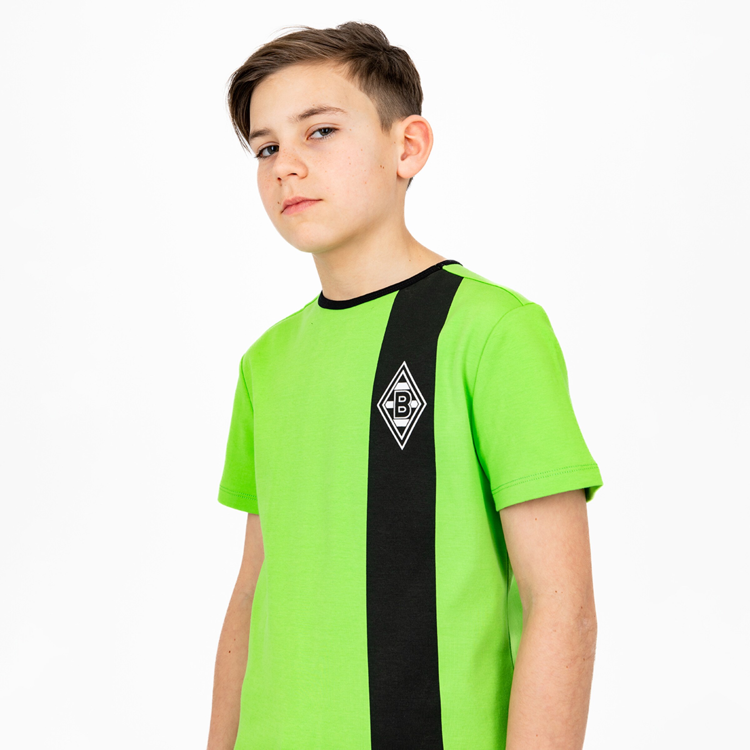 Junge trägt ein grünes Fußballtrikot mit schwarzem Streifen und Borussia Mönchengladbach-Logo.