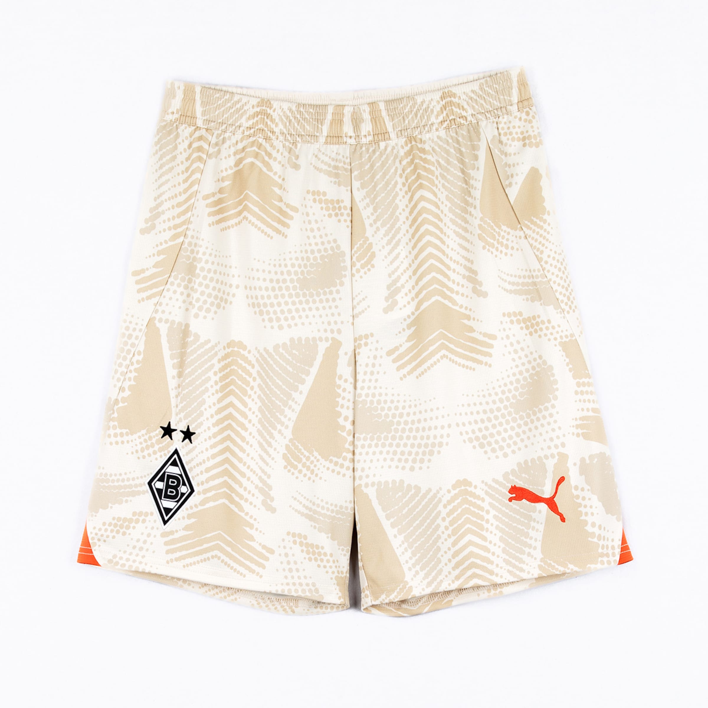 Beige Trainingsshorts mit grafischem Muster Club-Logo und Puma-Emblem.