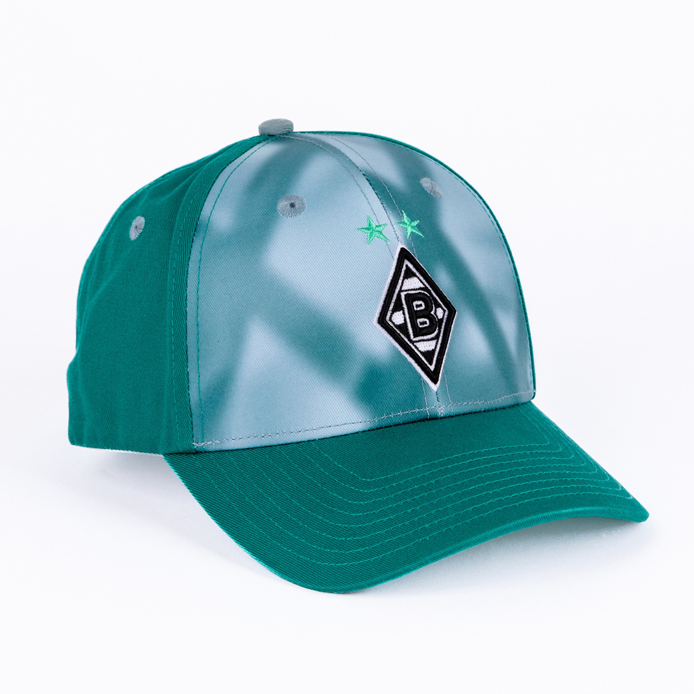 Eine grün-hellblaue Baseballkappe mit dem Borussia Mönchengladbach Logo (schwarze Raute mit 'B', zwei grünen Sternen) auf der Vorderseite, auf weißem Hintergrund.