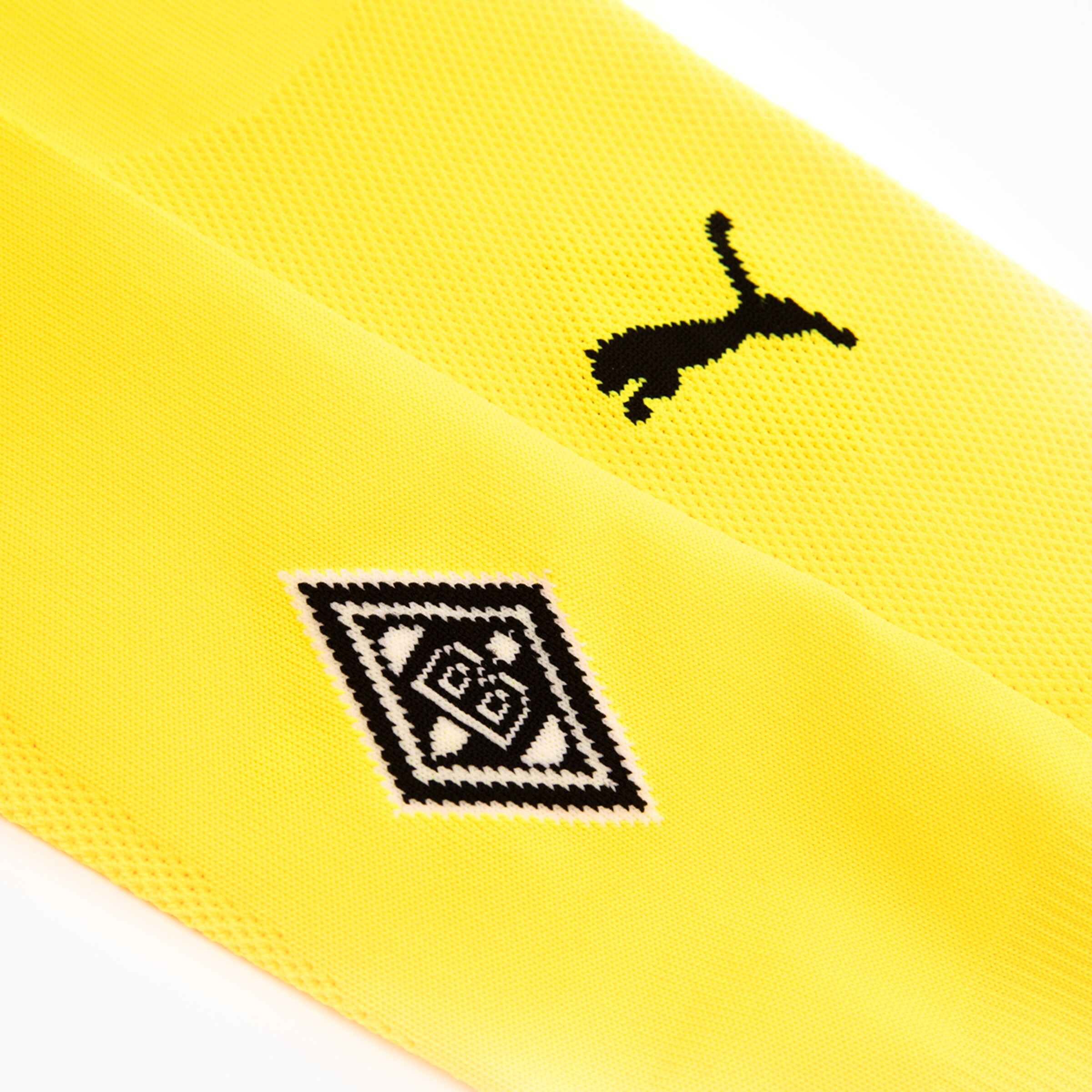 Yellow socks featuring a Puma logo and Borussia Mönchengladbach logo.