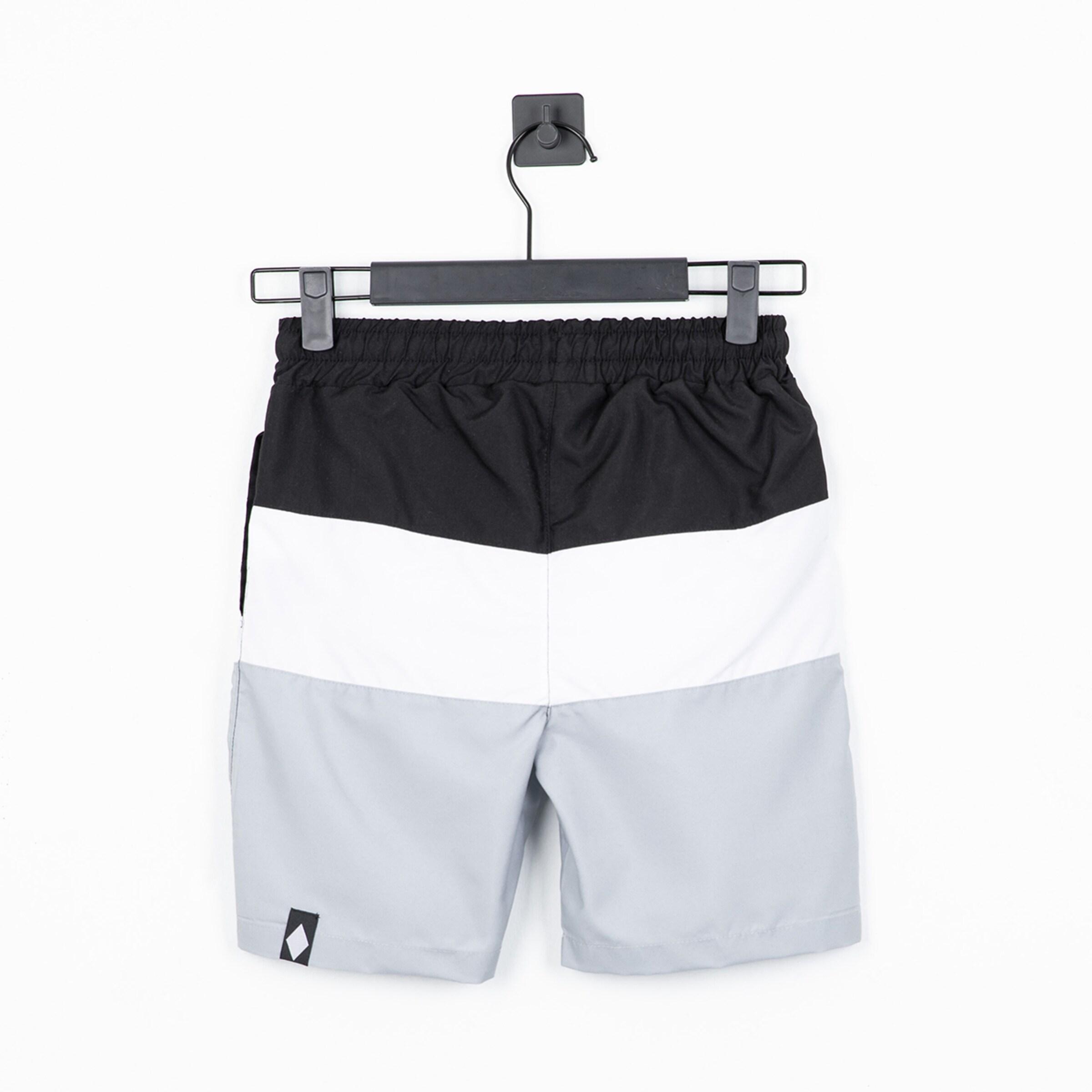 Sportliche Shorts in Schwarz Weiß und Grau mit elastischem Bund.