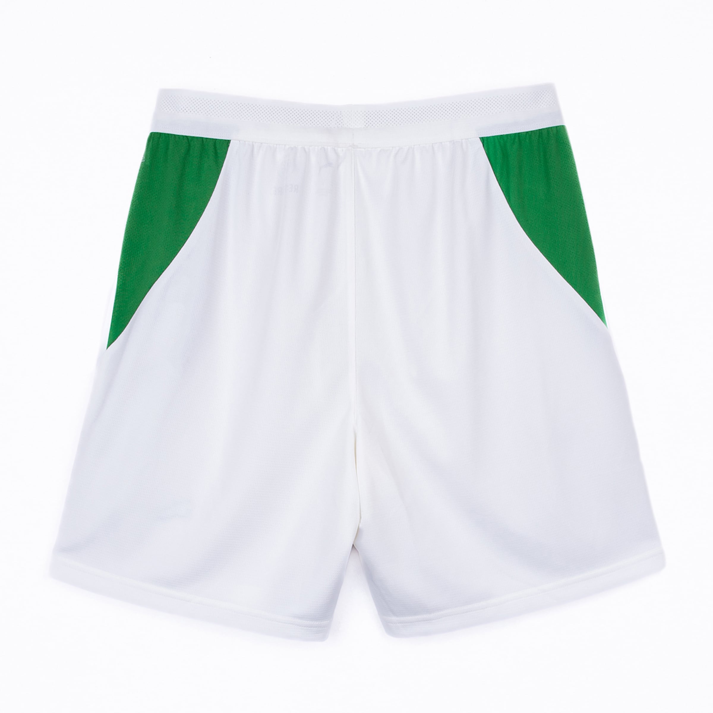 Weiße Sportshorts mit grünen Seiteneinsätzen und elastischem Bund.