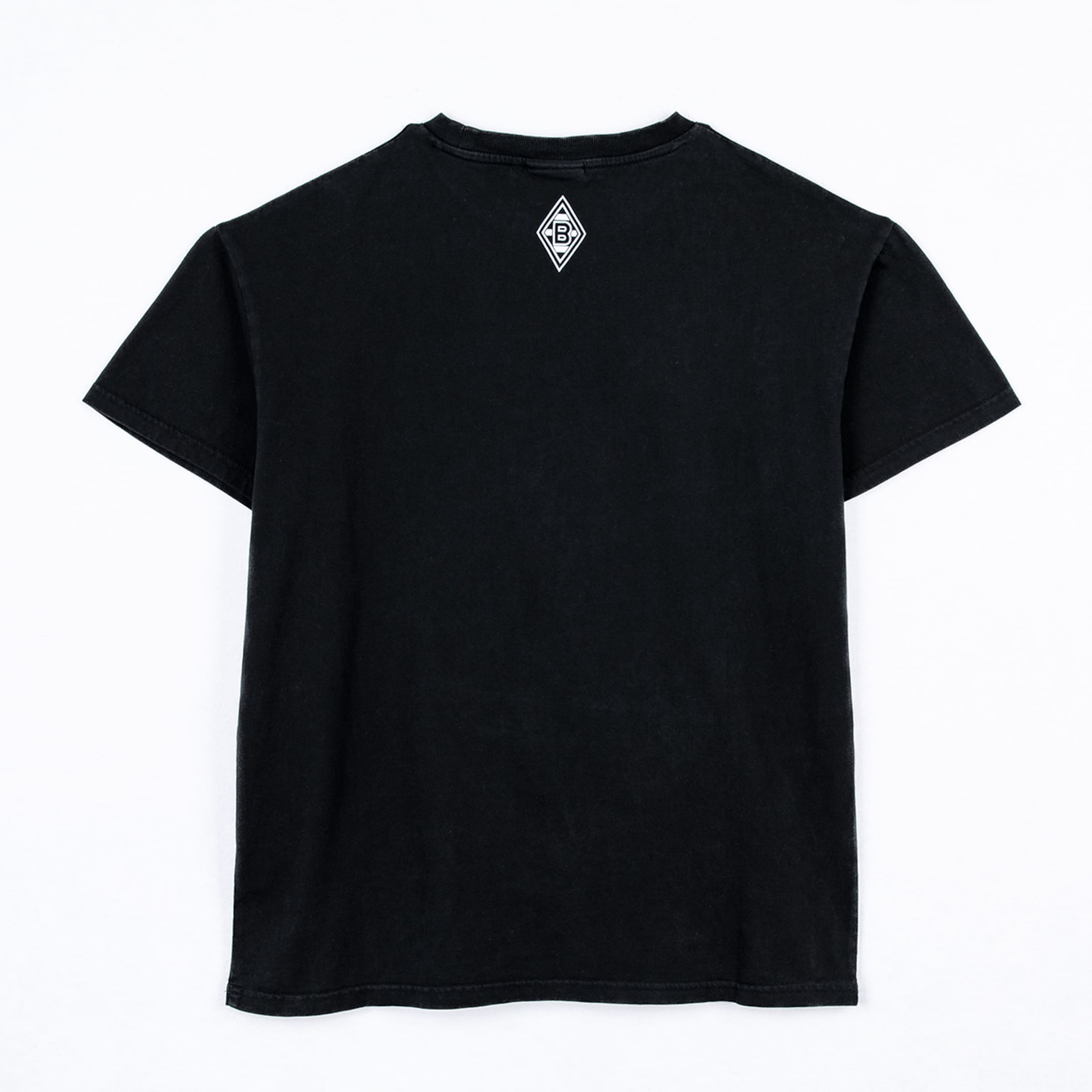 Rückansicht eines schwarzen T-Shirts mit dem weißen Logo von Borussia Mönchengladbach im Nackenbereich auf weißem Hintergrund.