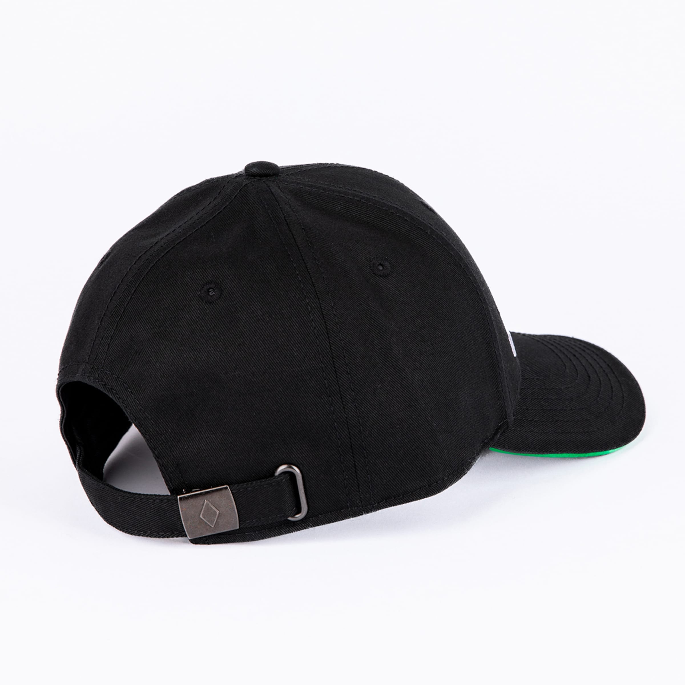 Rückansicht einer schwarzen Baseballkappe mit verstellbarem Riemen, Metallschnalle und grüner Schirmunterseite vor weißem Hintergrund.