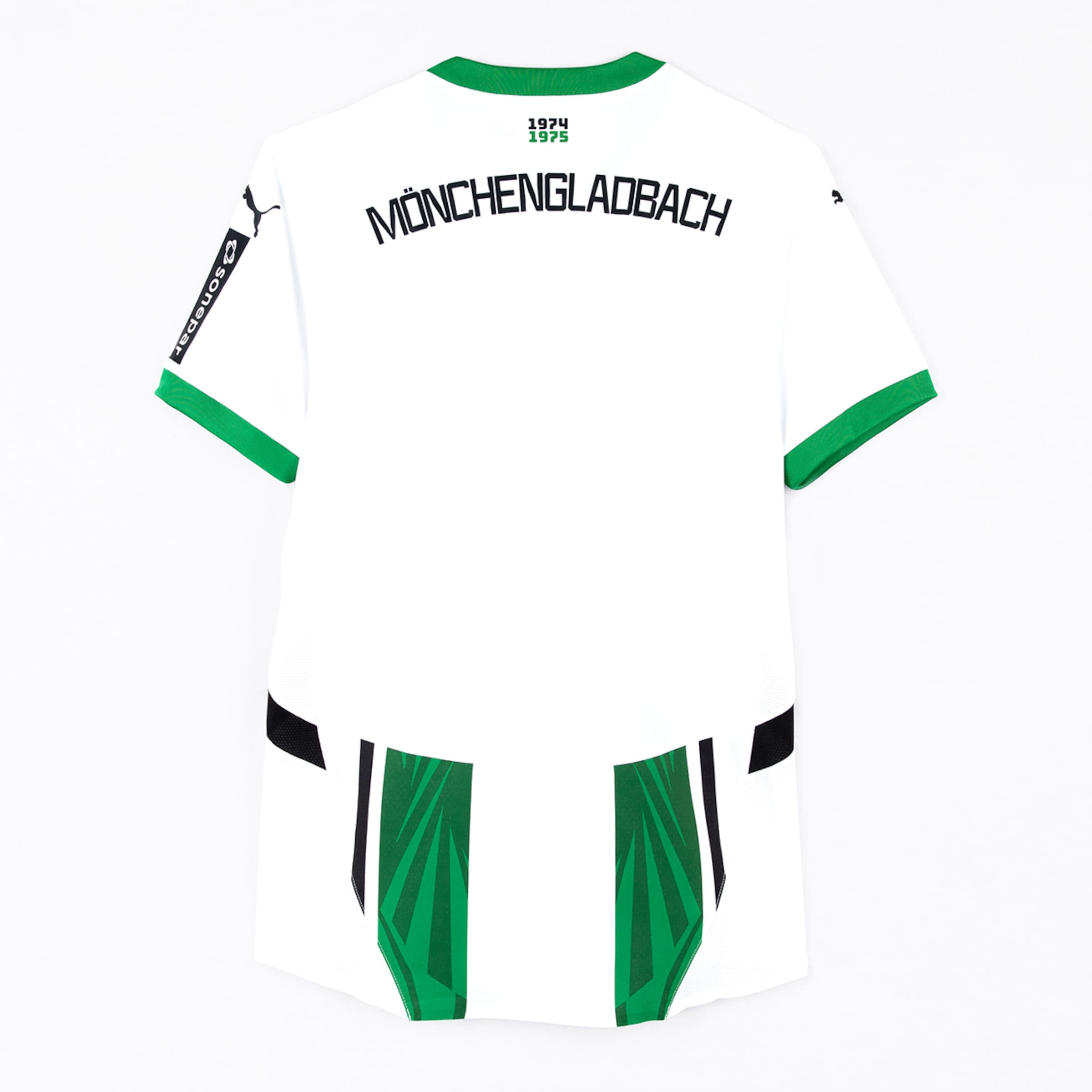 Rückseite des weißen Mönchengladbach-Trikots mit grünem Kragen, Vereinsname und den Jahreszahlen 1974/1975.