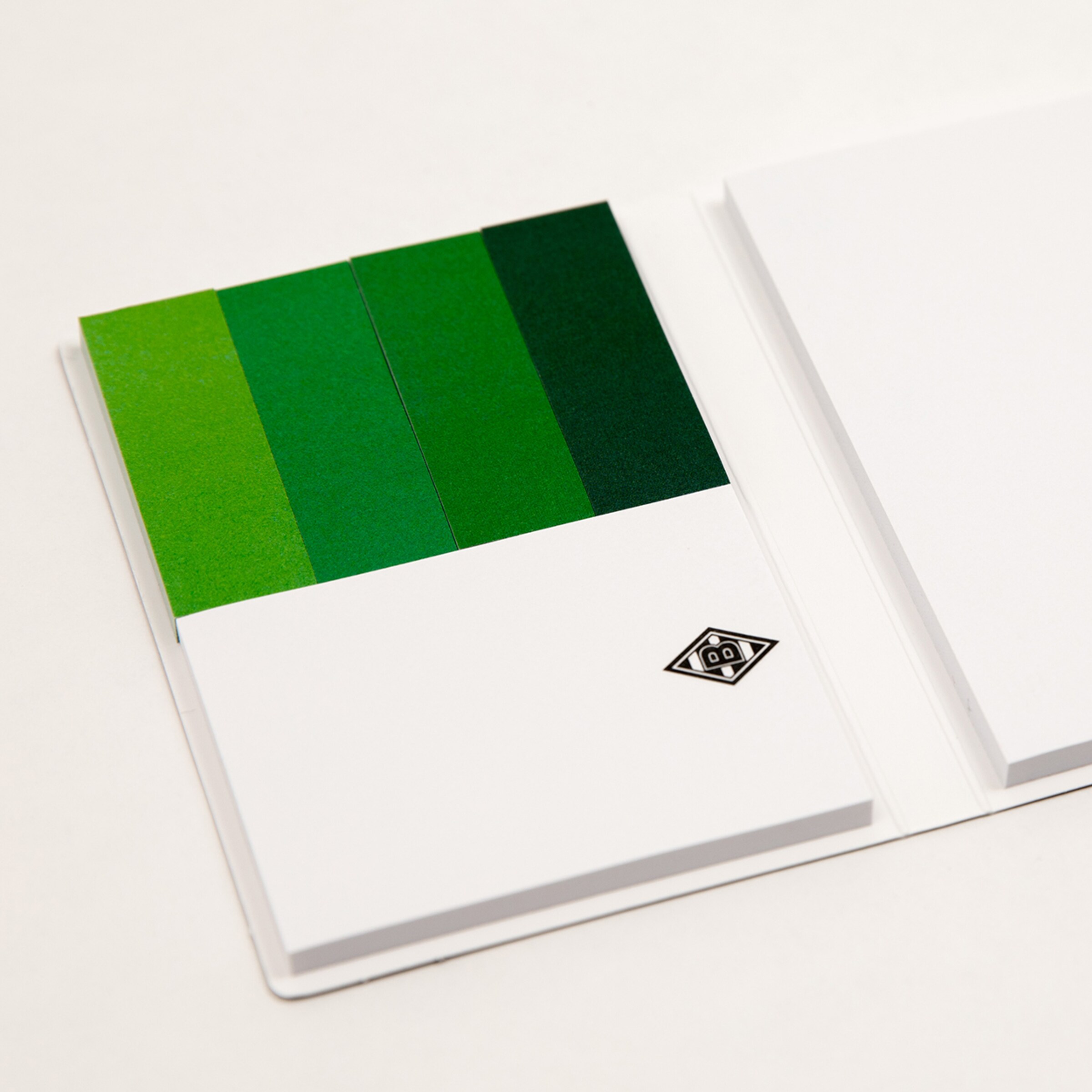 Farbspektrum aus verschiedenen Grüntönen in einem Notizbuch.