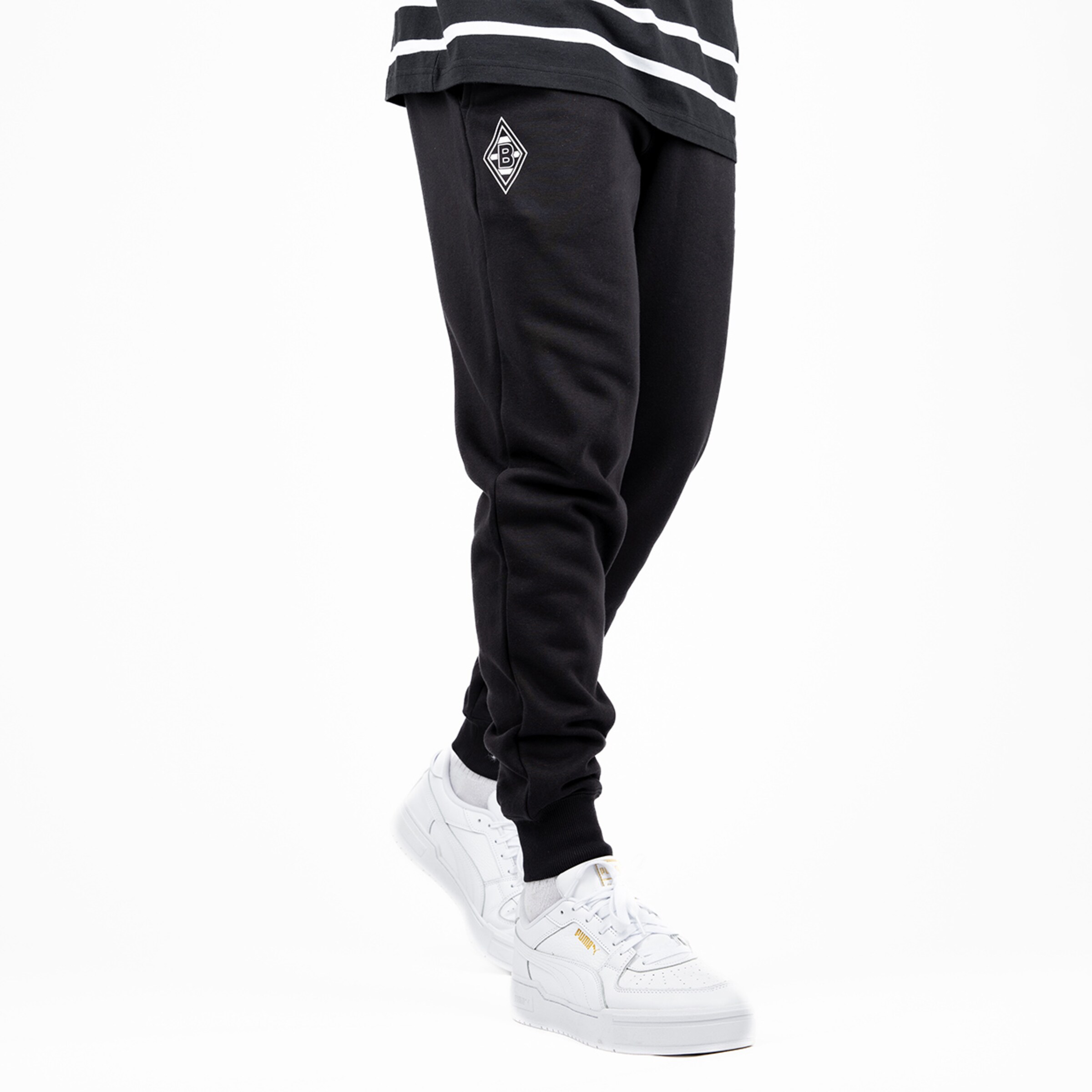 Black sweatpants featuring Borussia Mönchengladbach logo paired with white sneakers.