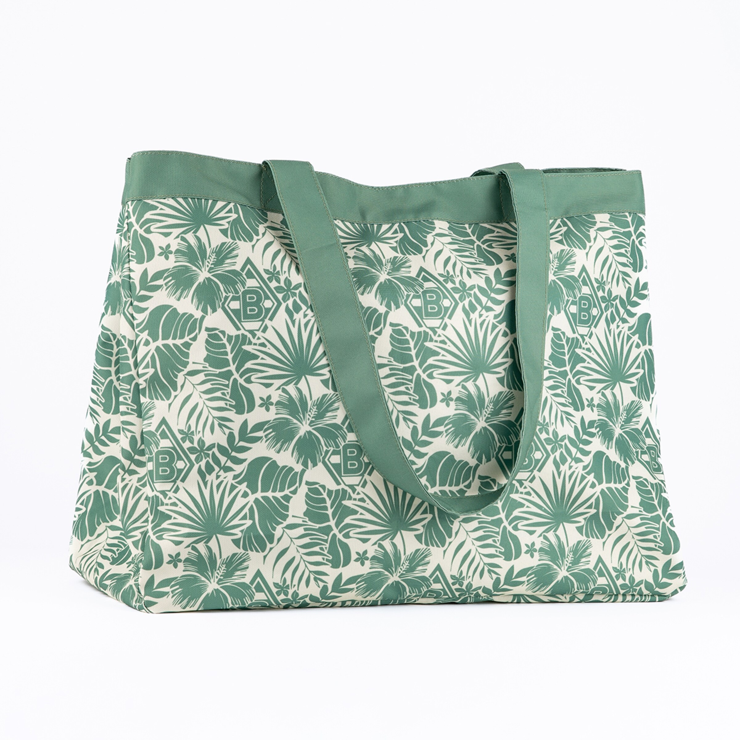 Grün-cremefarbene Einkaufstasche mit tropischem Muster aus Hibiskusblüten und Palmenblättern. Sie hat grüne Henkel und einen passenden oberen Rand, sowie ein dezentes 'B'-Logo im Print, auf weißem Hintergrund.