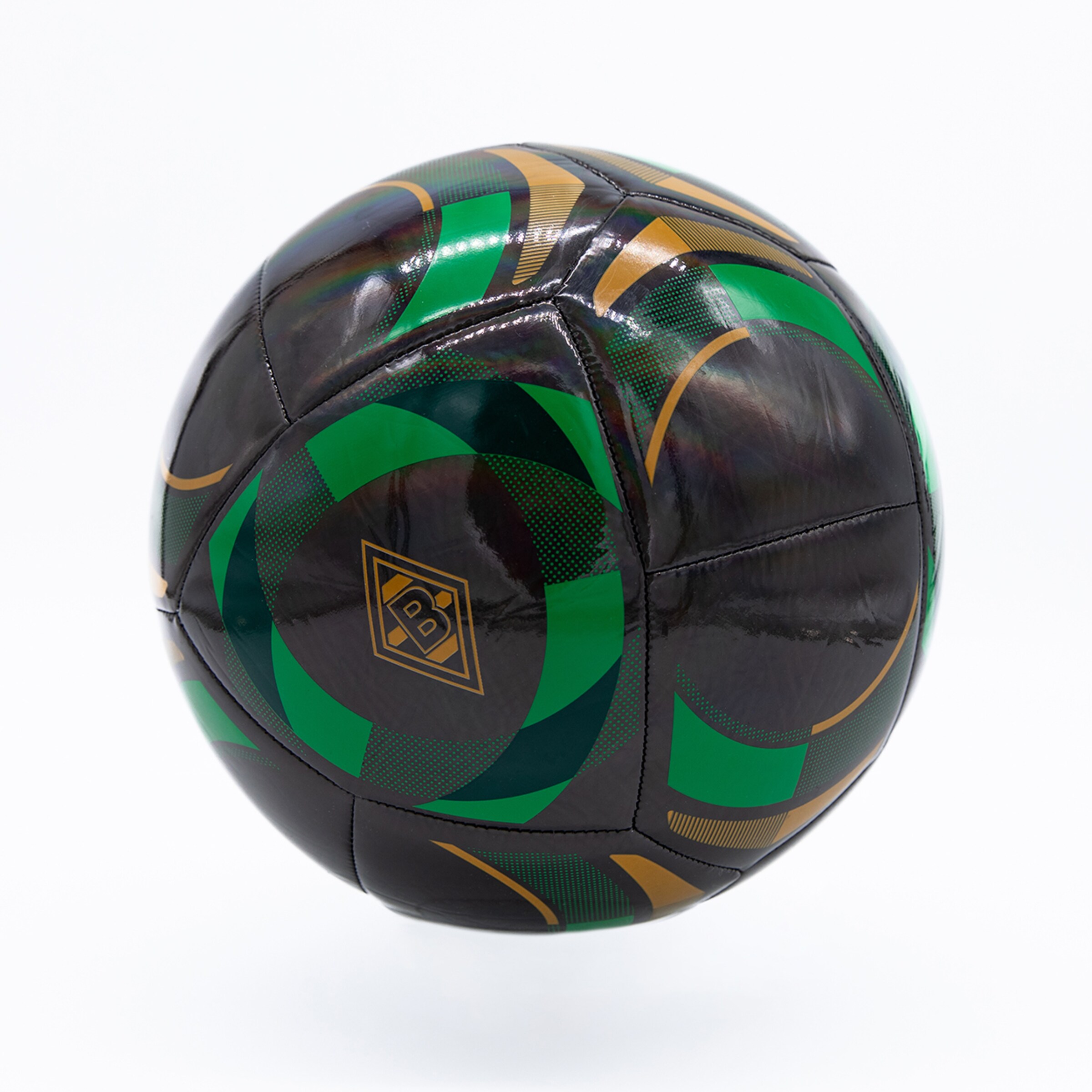 Glänzender schwarzer Fußball mit grünen und goldenen Mustern sowie dem Borussia Mönchengladbach-Logo vor weißem Hintergrund.