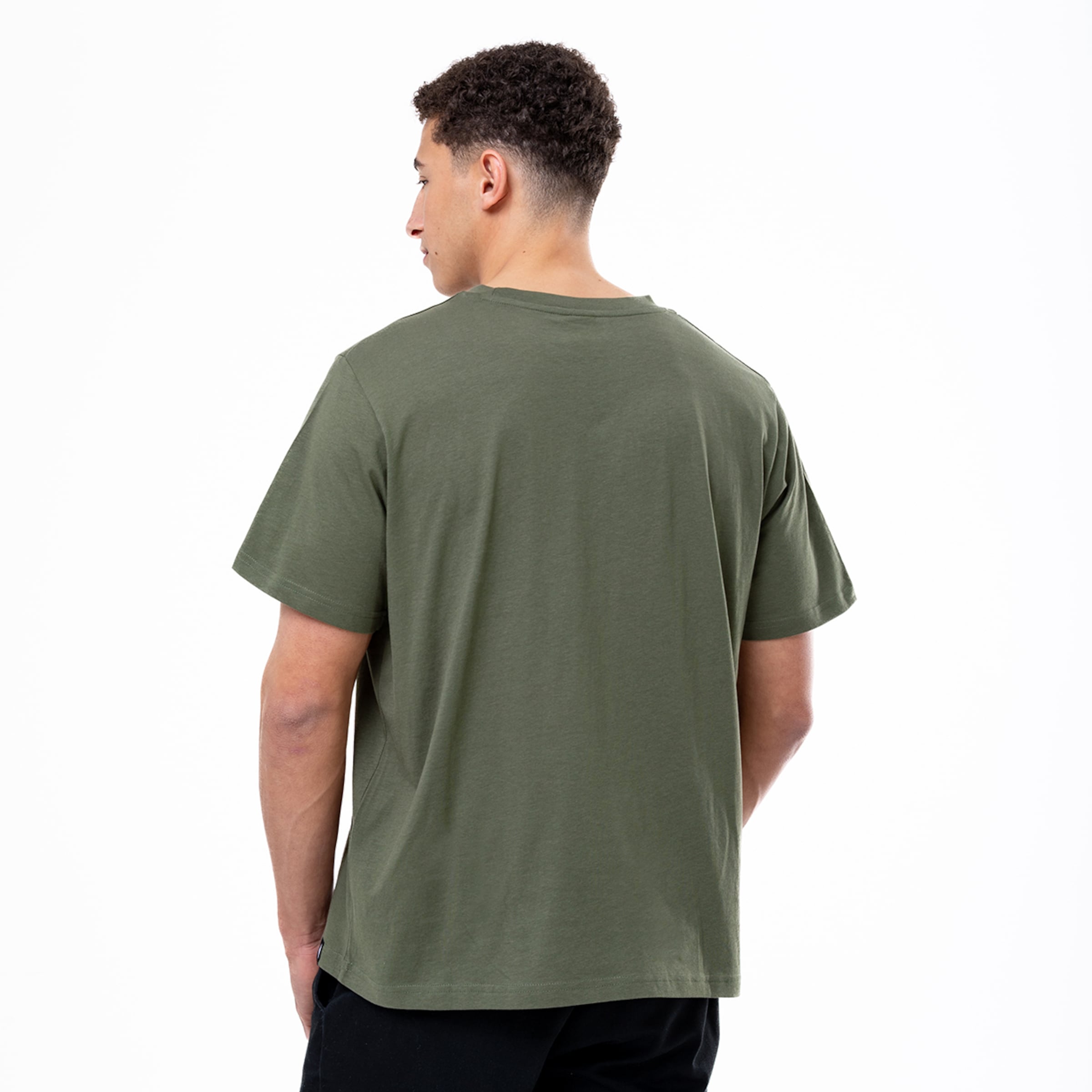 Mann trägt ein olivgrünes T-Shirt von hinten mit kurzen Ärmeln und bequemer Passform.