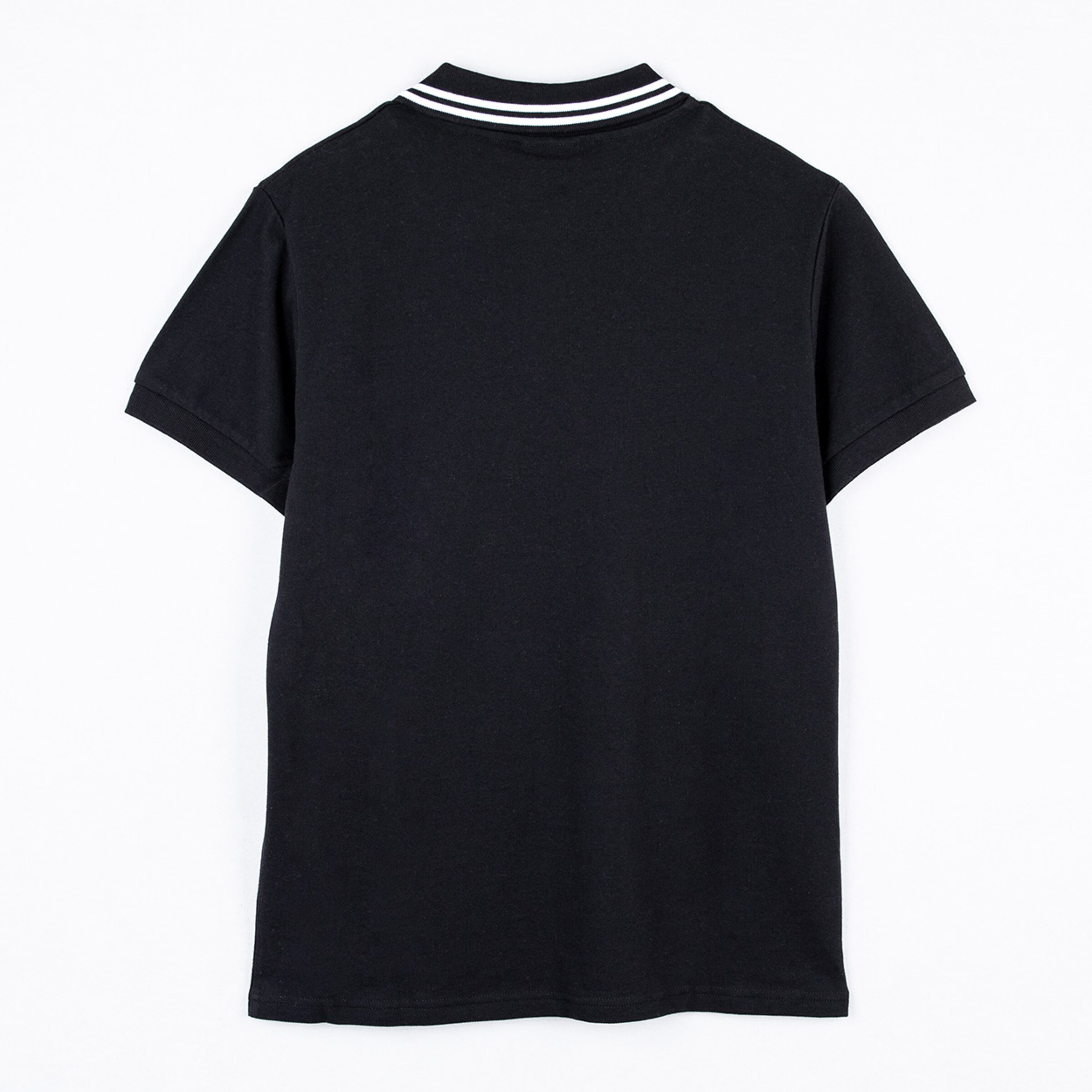 Schwarzes T-Shirt mit kurzem Arm und weißen Streifen am Kragen