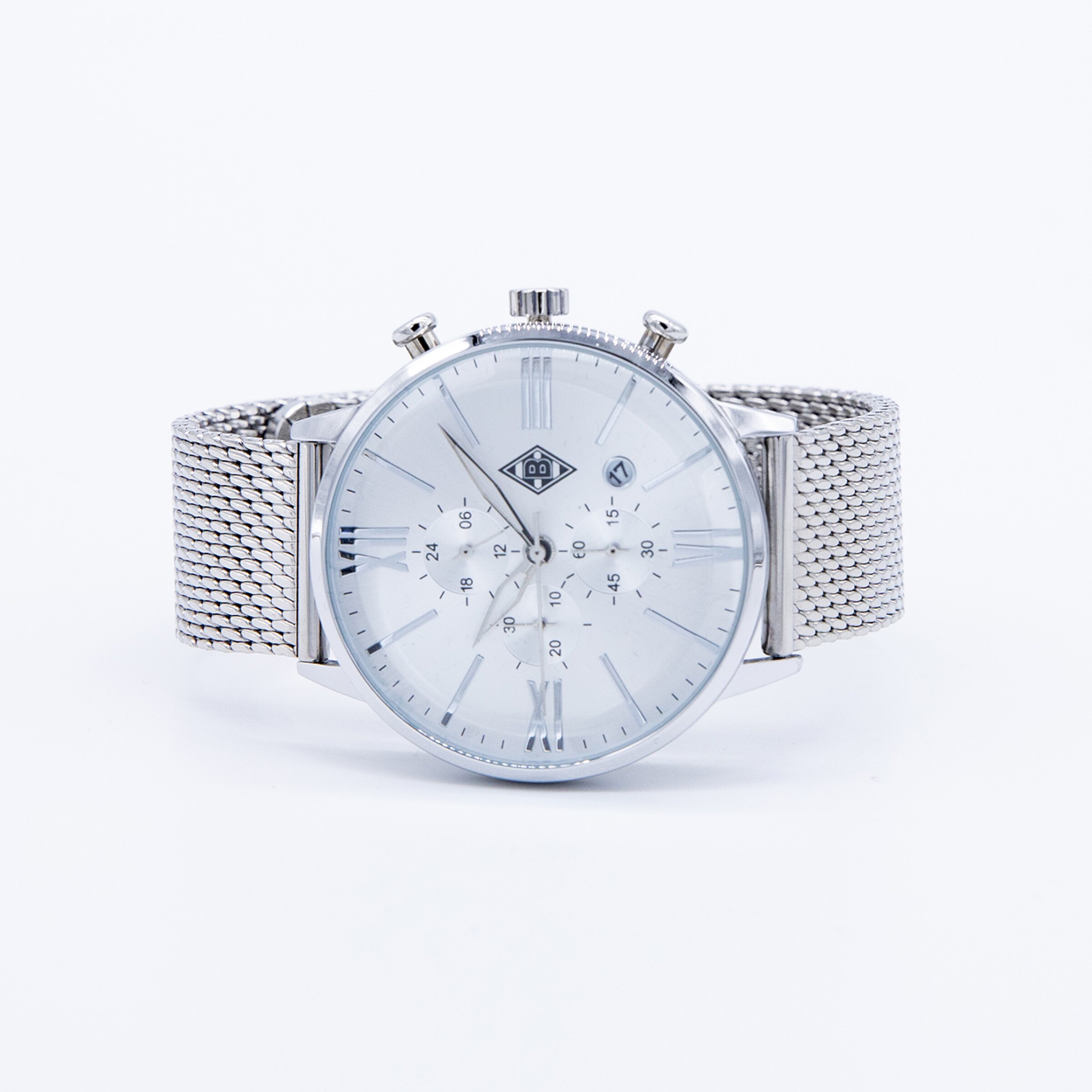 Silberne Uhr mit Mesh-Armband und weißen Ziffern zeigt eine elegante klare Uhranzeige.