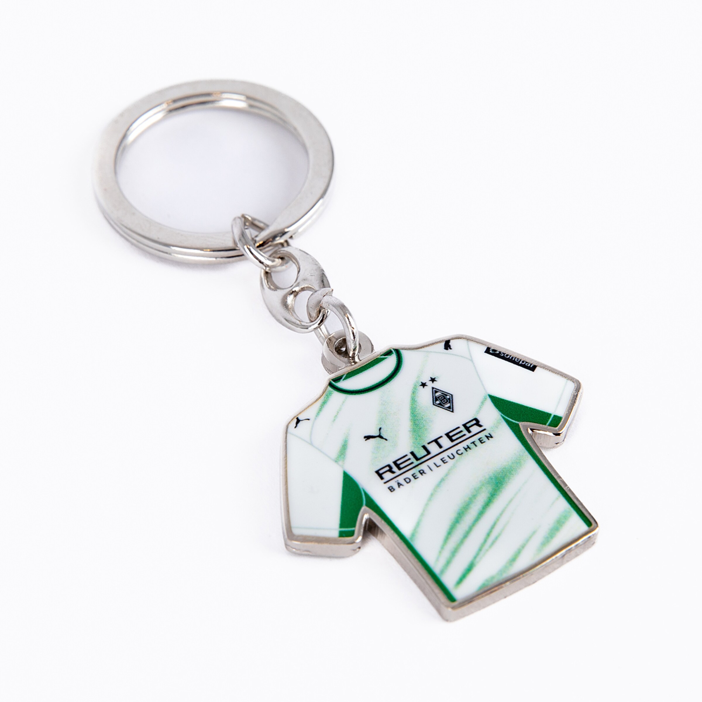 Schlüsselanhänger in Form des Trikots von Borussia Mönchengladbach. Weiß mit grünen Akzenten, Reuter-Sponsorenlogo und Puma-Logo.