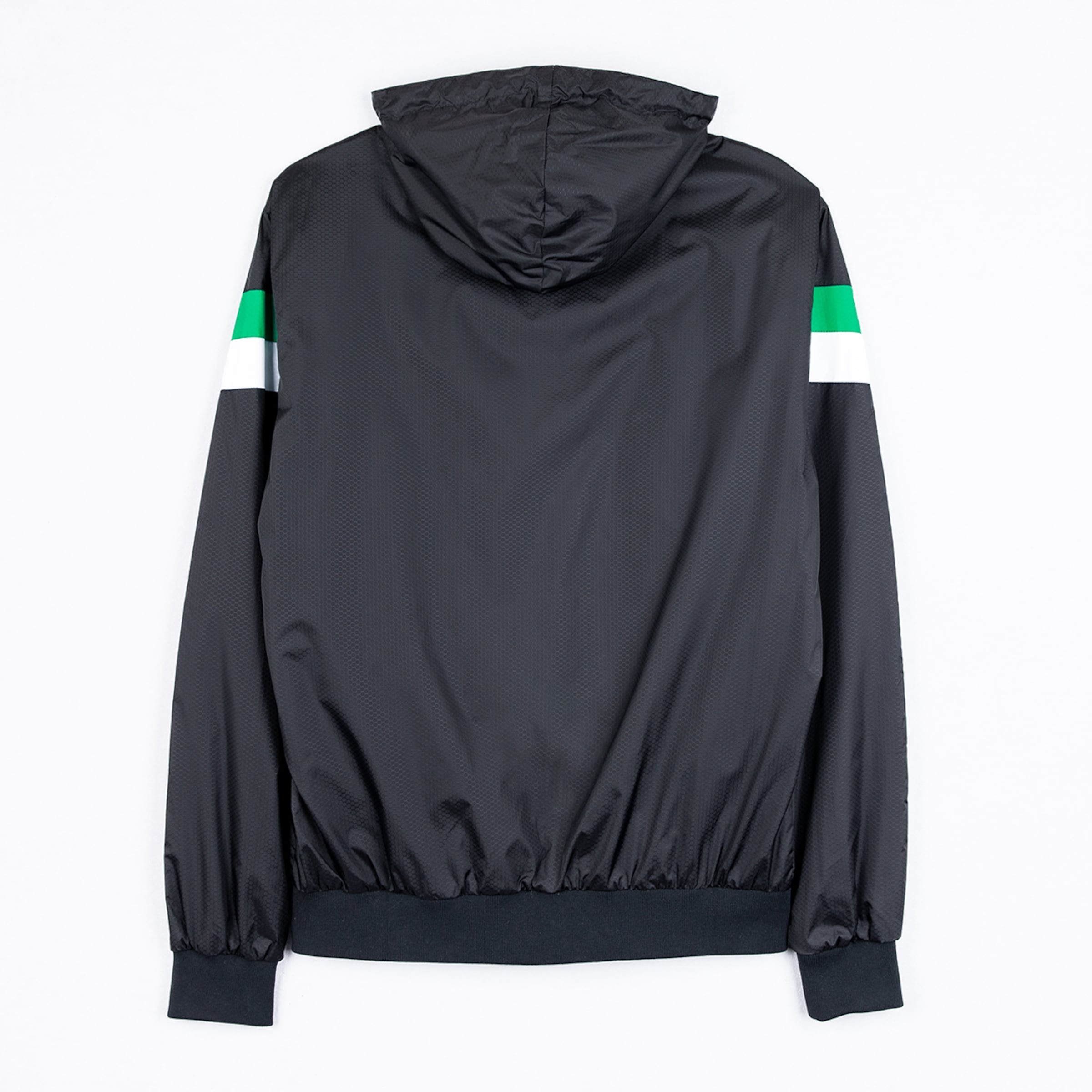 Schwarze Jacke mit Kapuze und grün-weißen Streifen an den Ärmeln Rückansicht.