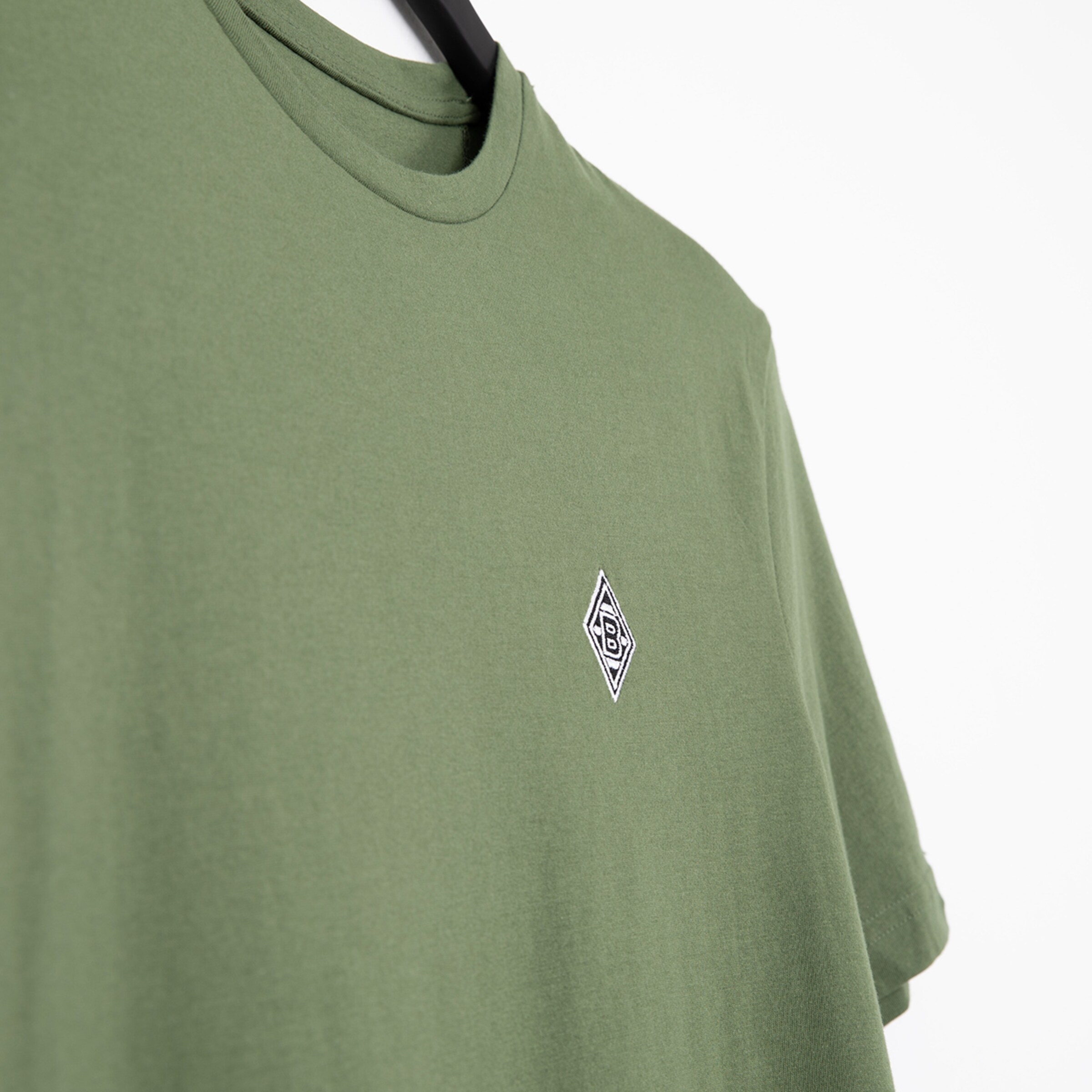 Olivgrünes T-Shirt mit kleinem Borussia Mönchengladbach Logo auf der Brust.
