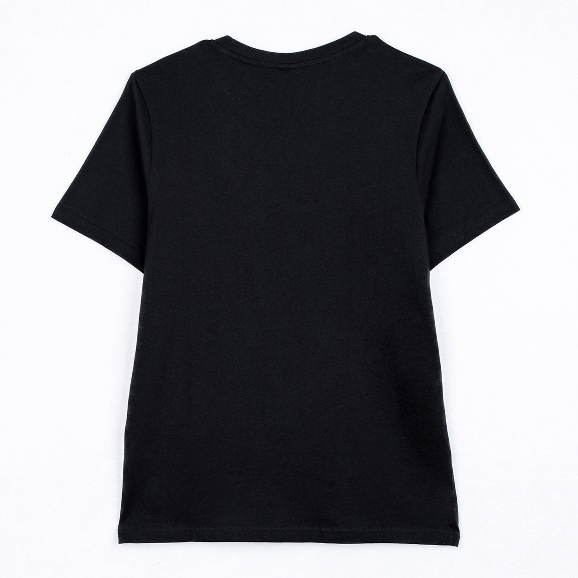 Rückansicht eines schlichten, schwarzen Kurzarm-T-Shirts, flach liegend auf weißem Hintergrund.