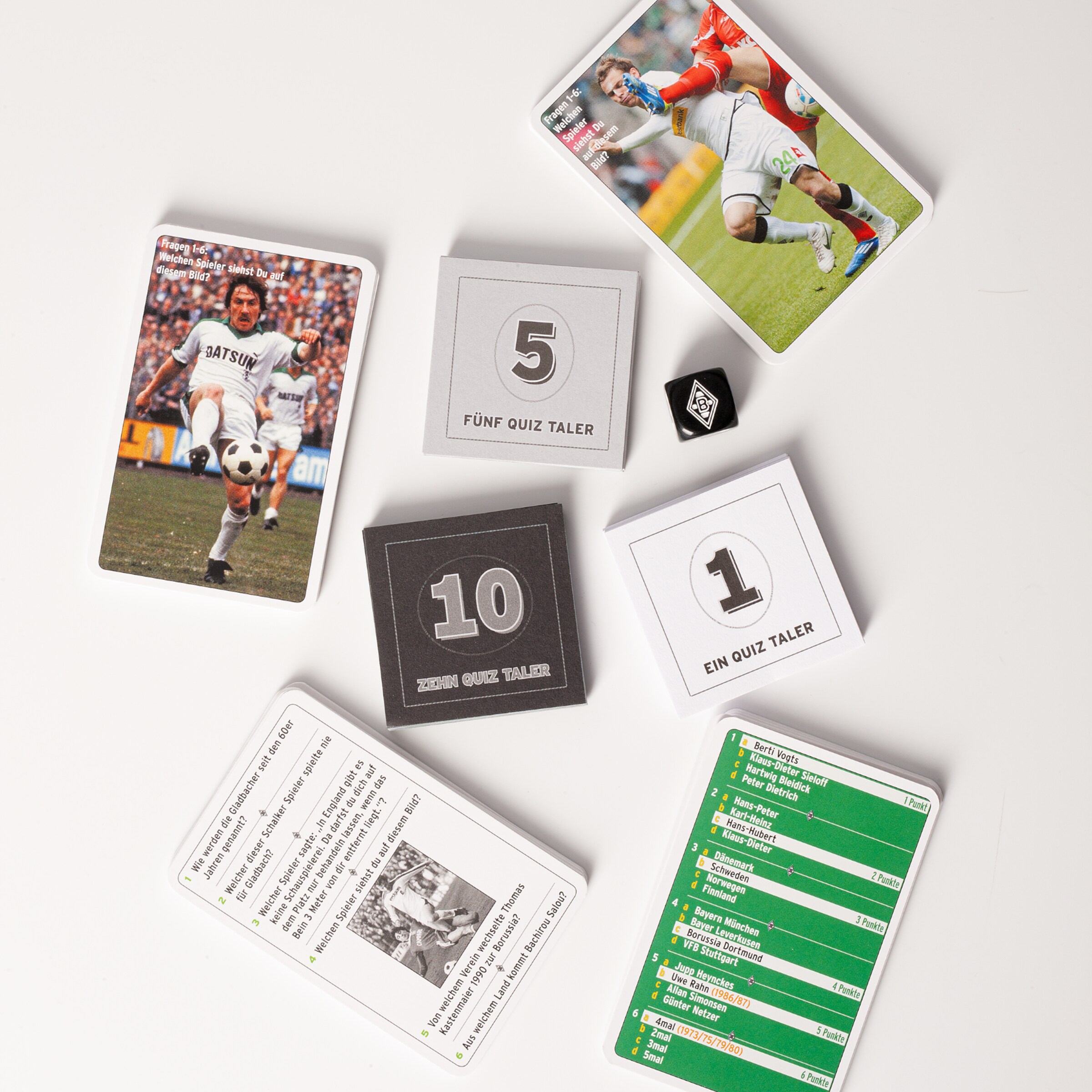 Borussia Mönchengladbach Quizspiel mit Spielerkarten, Fragen, Quiz-Talern (1, 5, 10) und einem Logo-Würfel auf weißem Hintergrund.