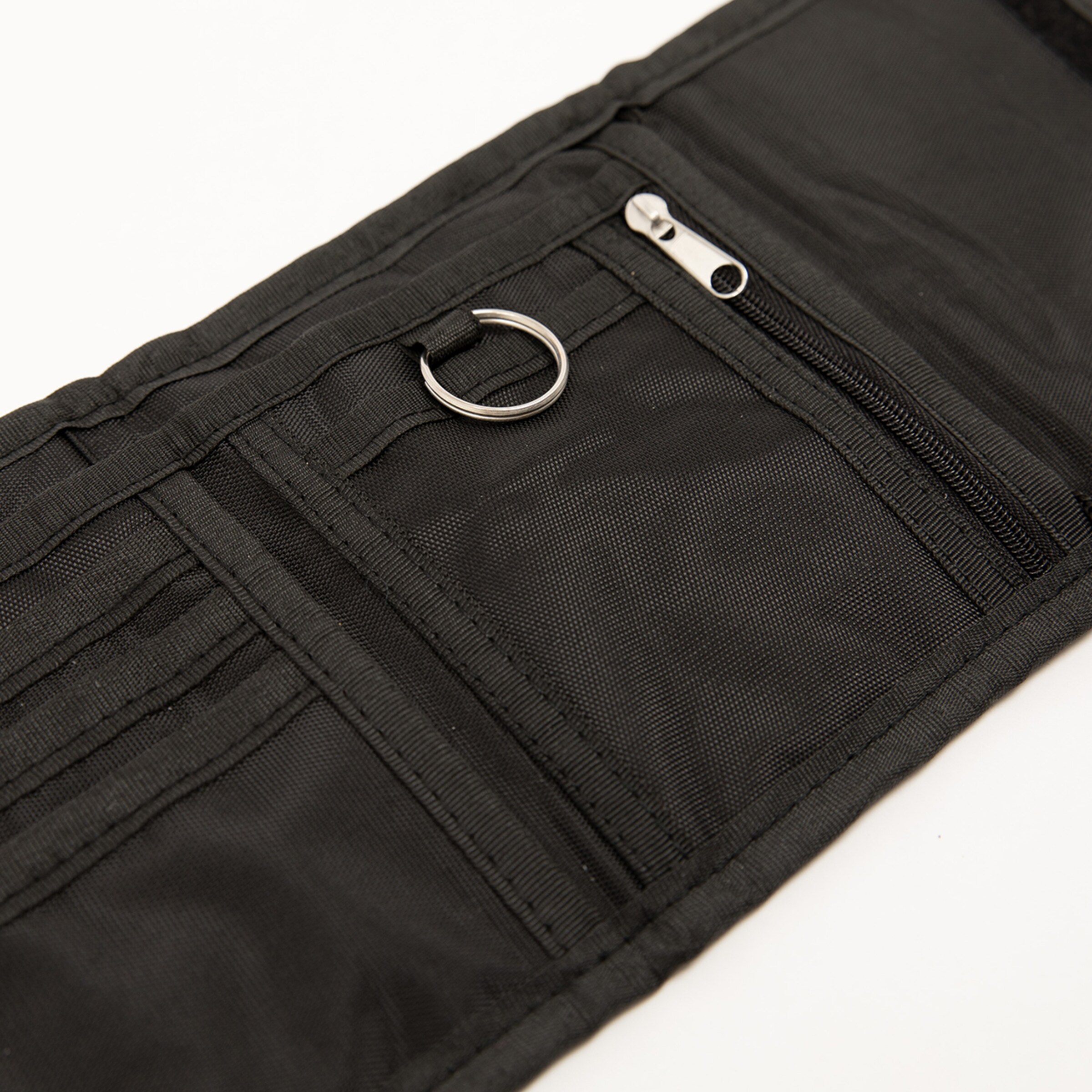 Schwarze Tragetasche mit mehreren Taschen und einem Haken.