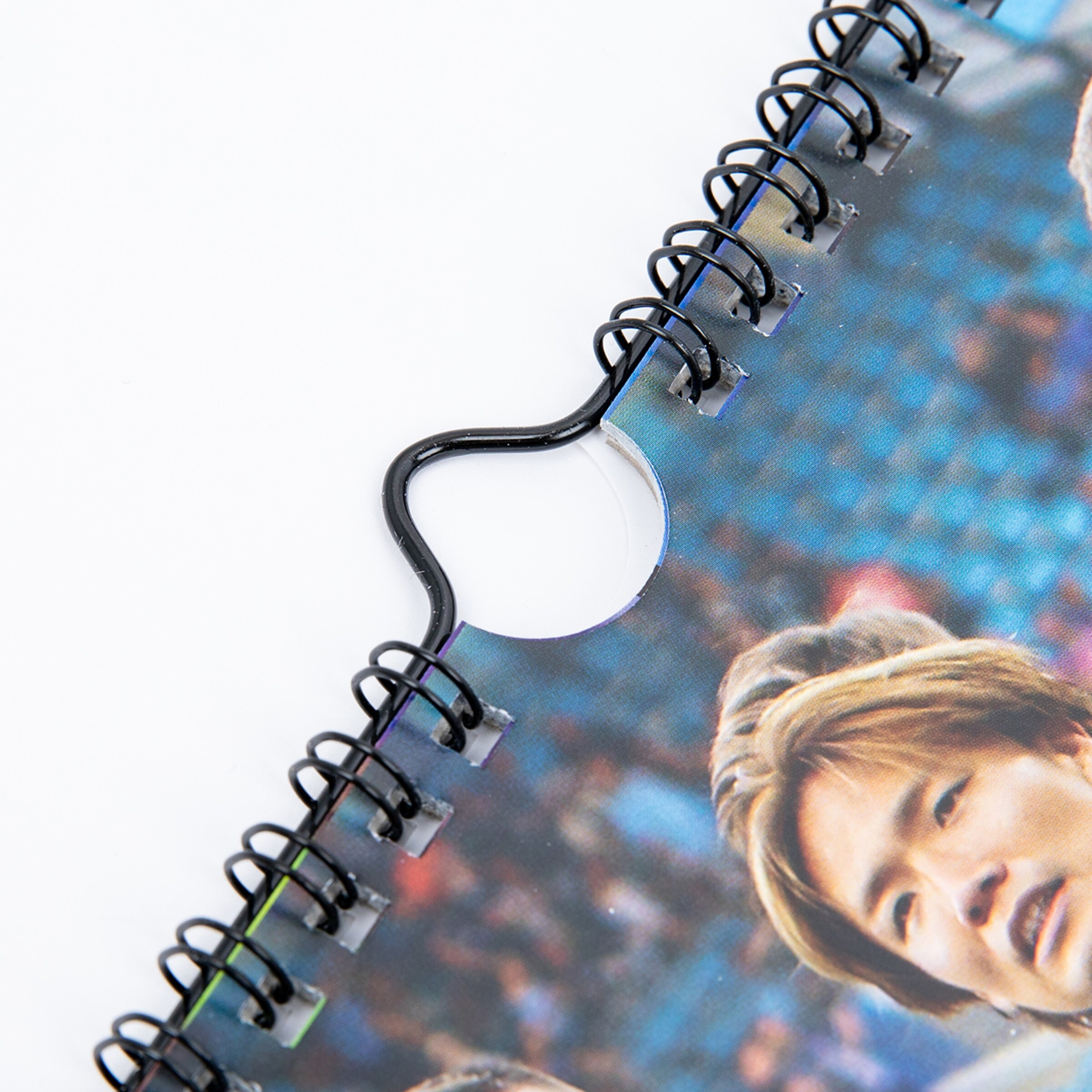 Detailansicht eines Spiralnotizbuchs mit einem Ringbinder-Element.