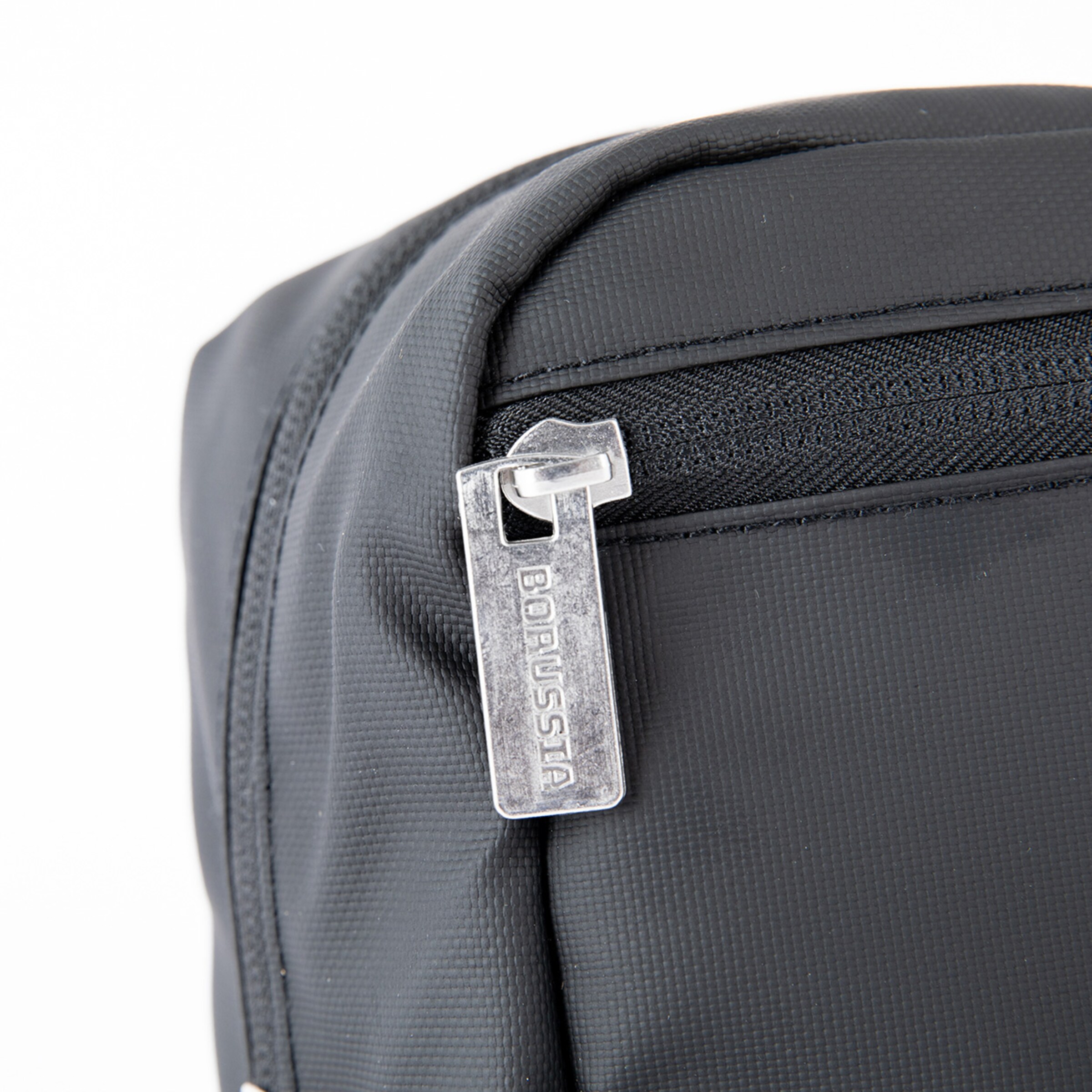 Schwarzer Rucksack mit Silberreißverschluss und dem Schriftzug Borussia auf dem Zipper.