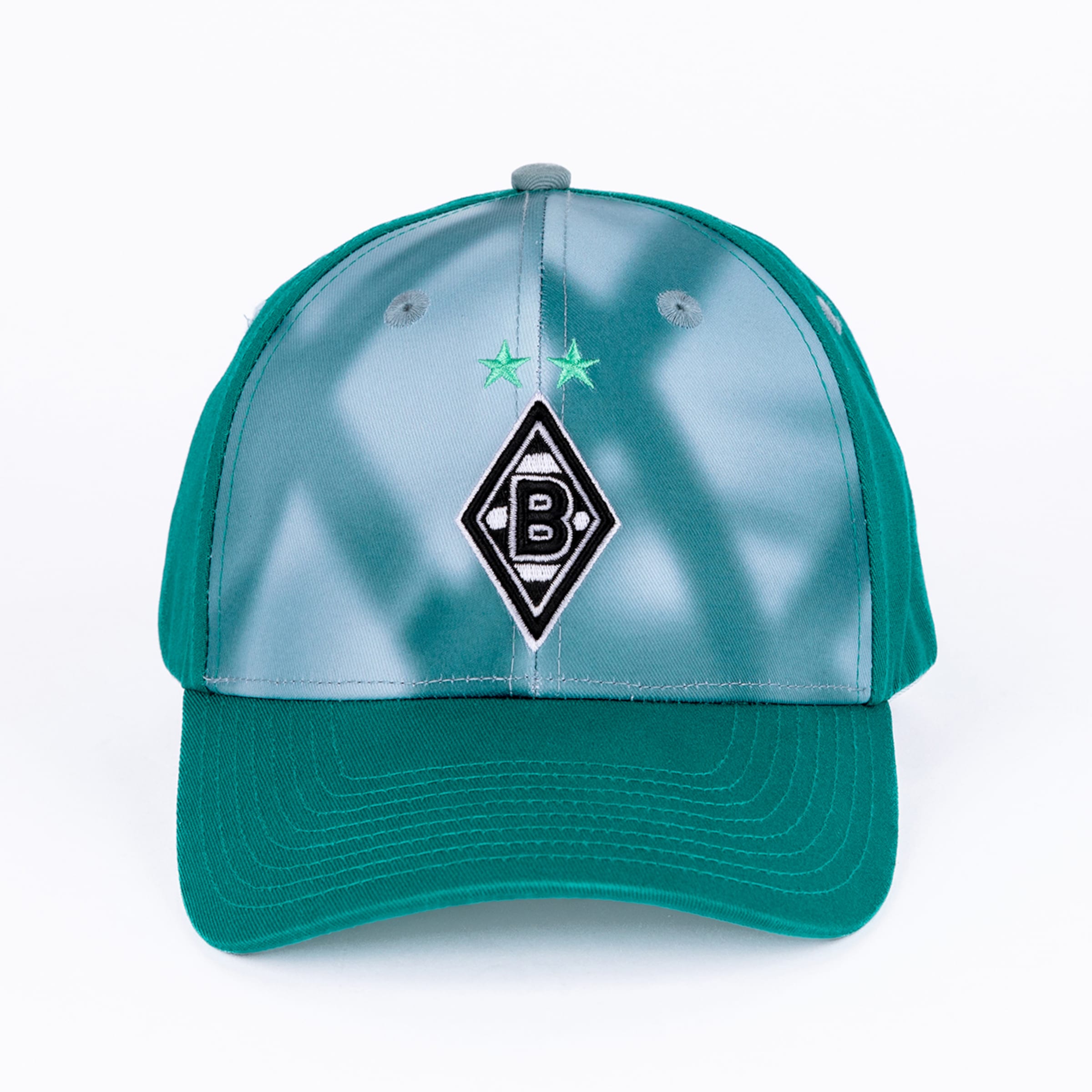 Eine teal- und dunkelgrüne Baseballkappe mit dezentem Muster auf der Vorderseite. Sie zeigt ein gesticktes schwarzes Rautenlogo mit einem weißen „B“ und zwei grünen Sternen. Oben ist ein grauer Knopf.