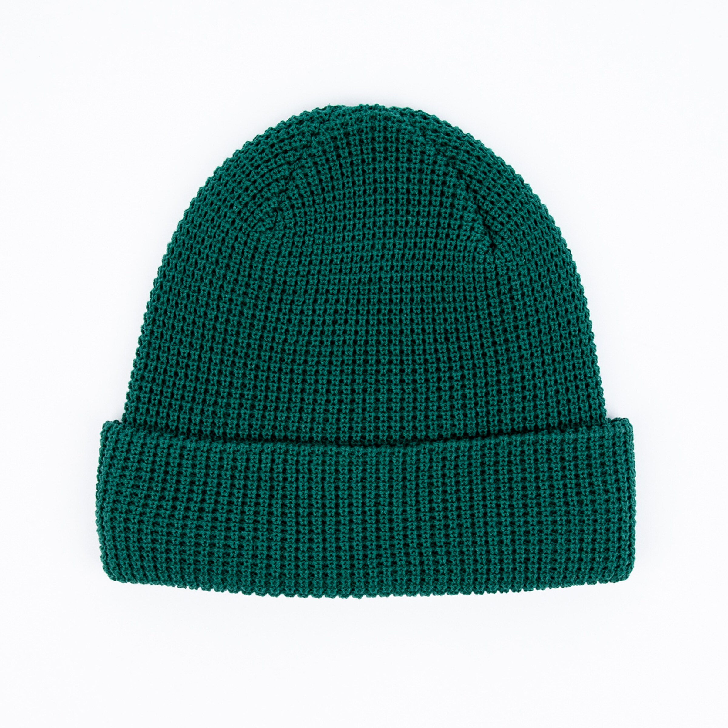 Dunkelgrüne Strickmütze mit umgeschlagenem Bereich.