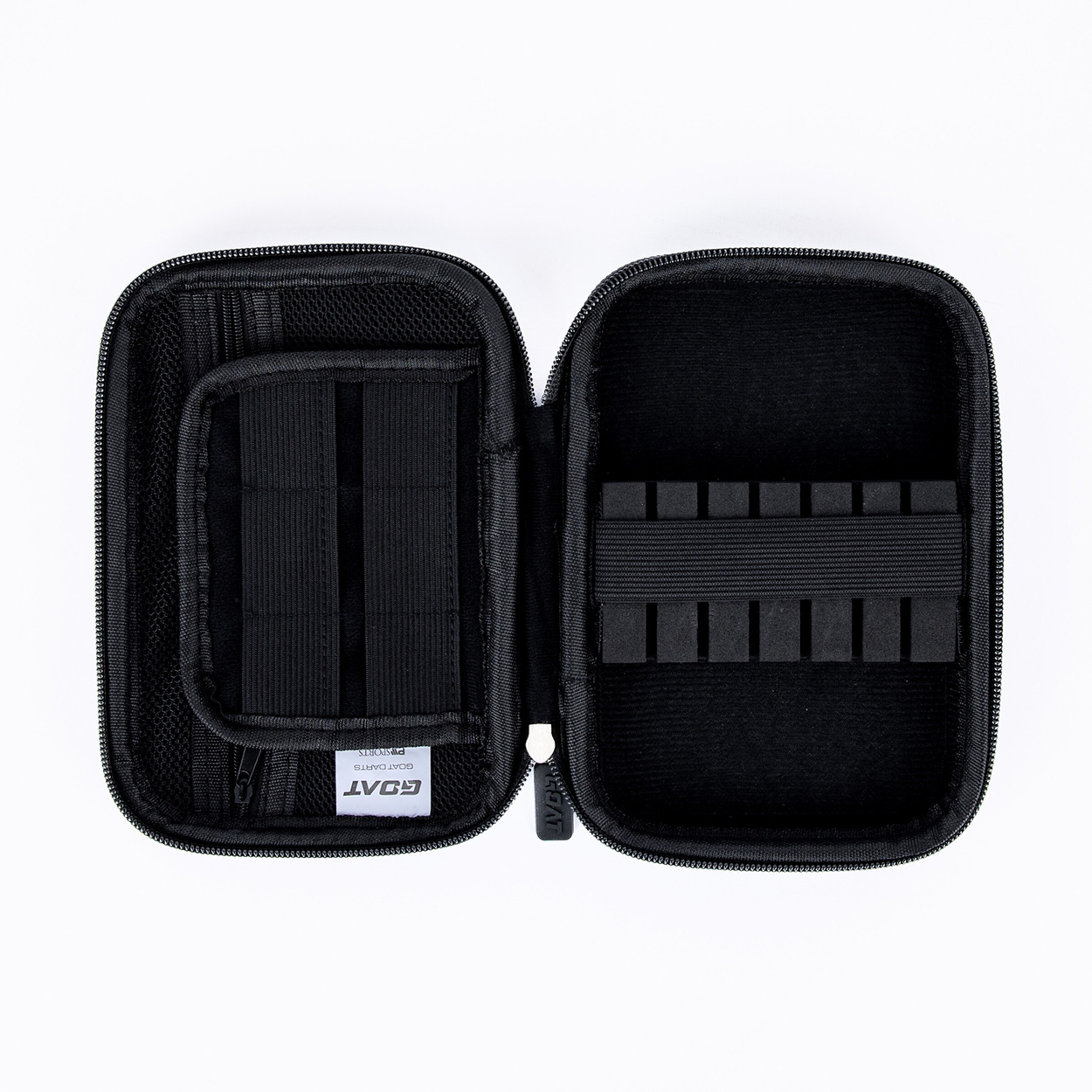 Geöffnetes schwarzes GOAT DARTS Etui mit Fächern, elastischen Schlaufen und Schaumstoff-Haltern auf weißem Hintergrund.