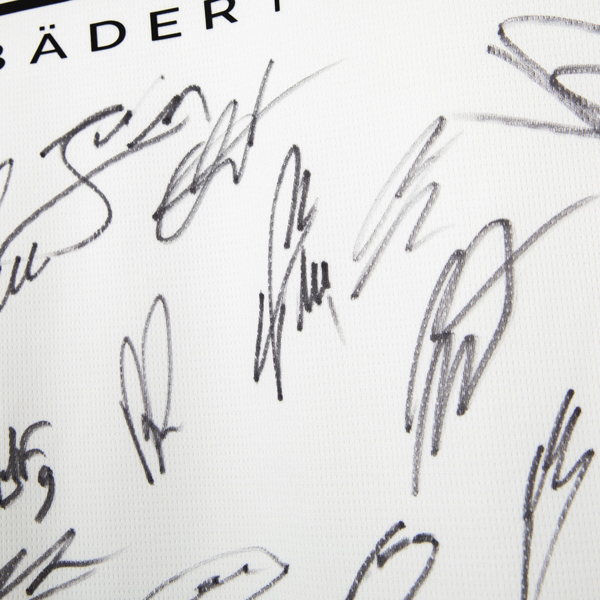 Autogramme von Borussia Mönchengladbach Spielern auf einem weißen Hintergrund.